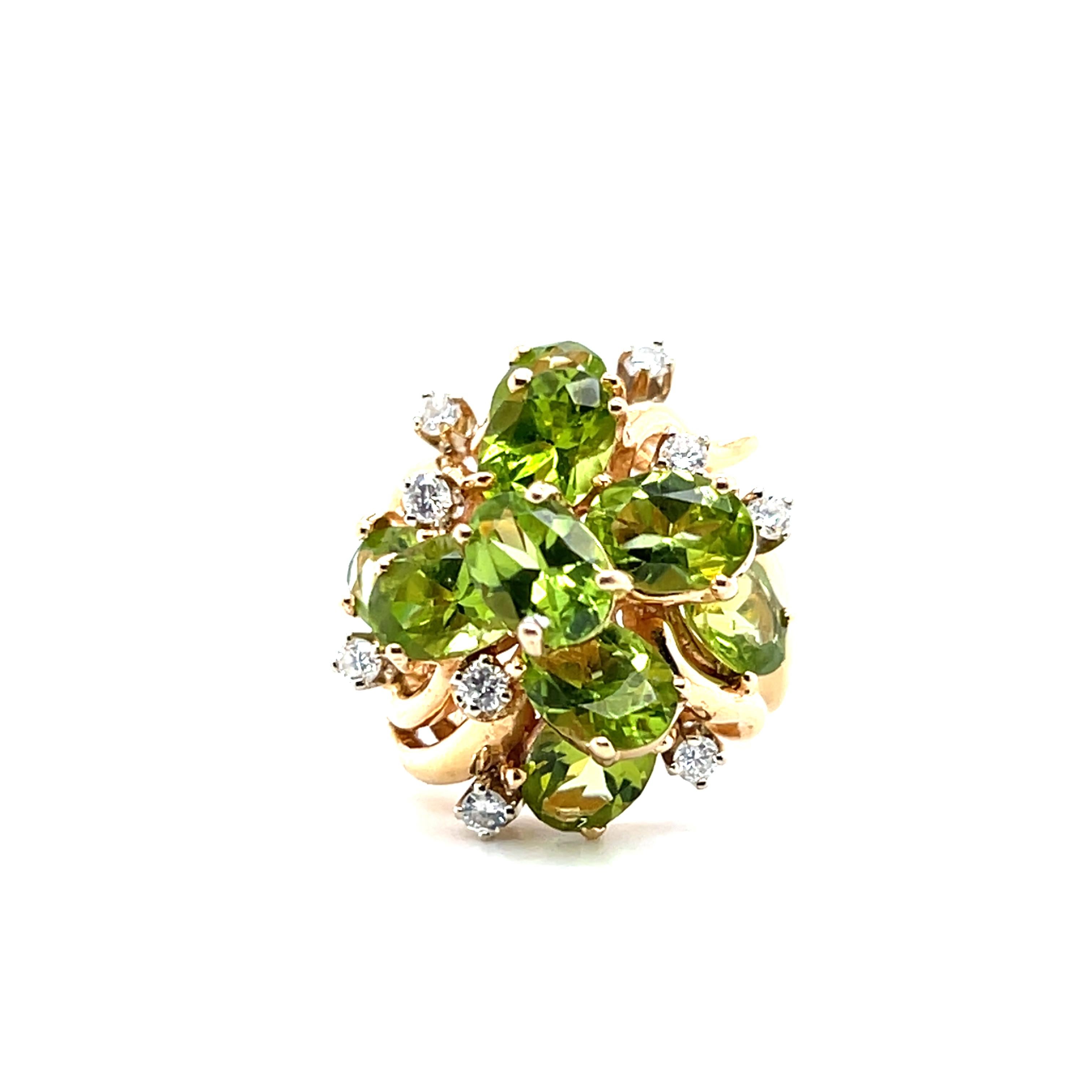 Anillo de cóctel retro de oro amarillo con peridoto y diamantes de 7,87 quilates Años 70 Retro en venta