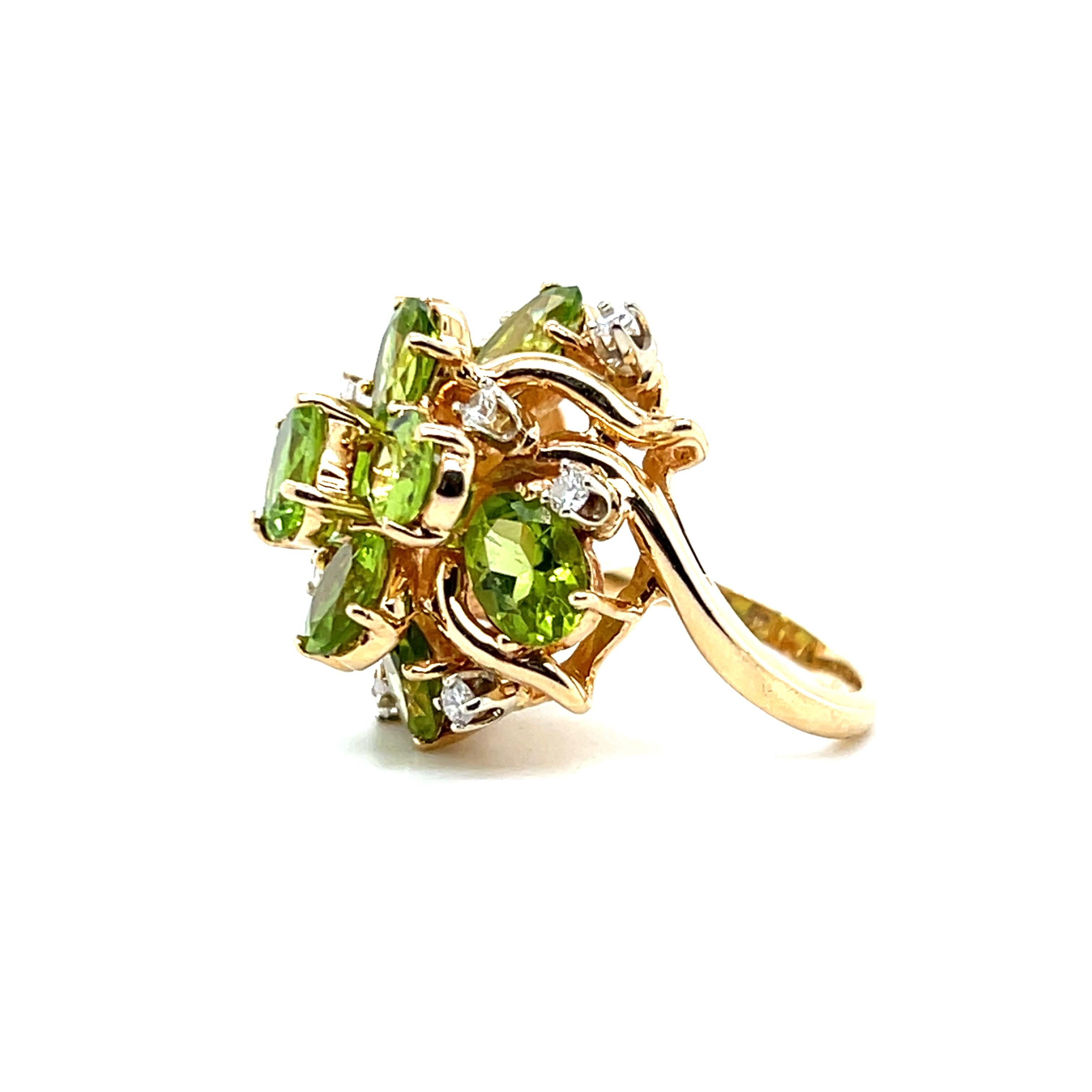 Anillo de cóctel retro de oro amarillo con peridoto y diamantes de 7,87 quilates Años 70 Corte oval en venta