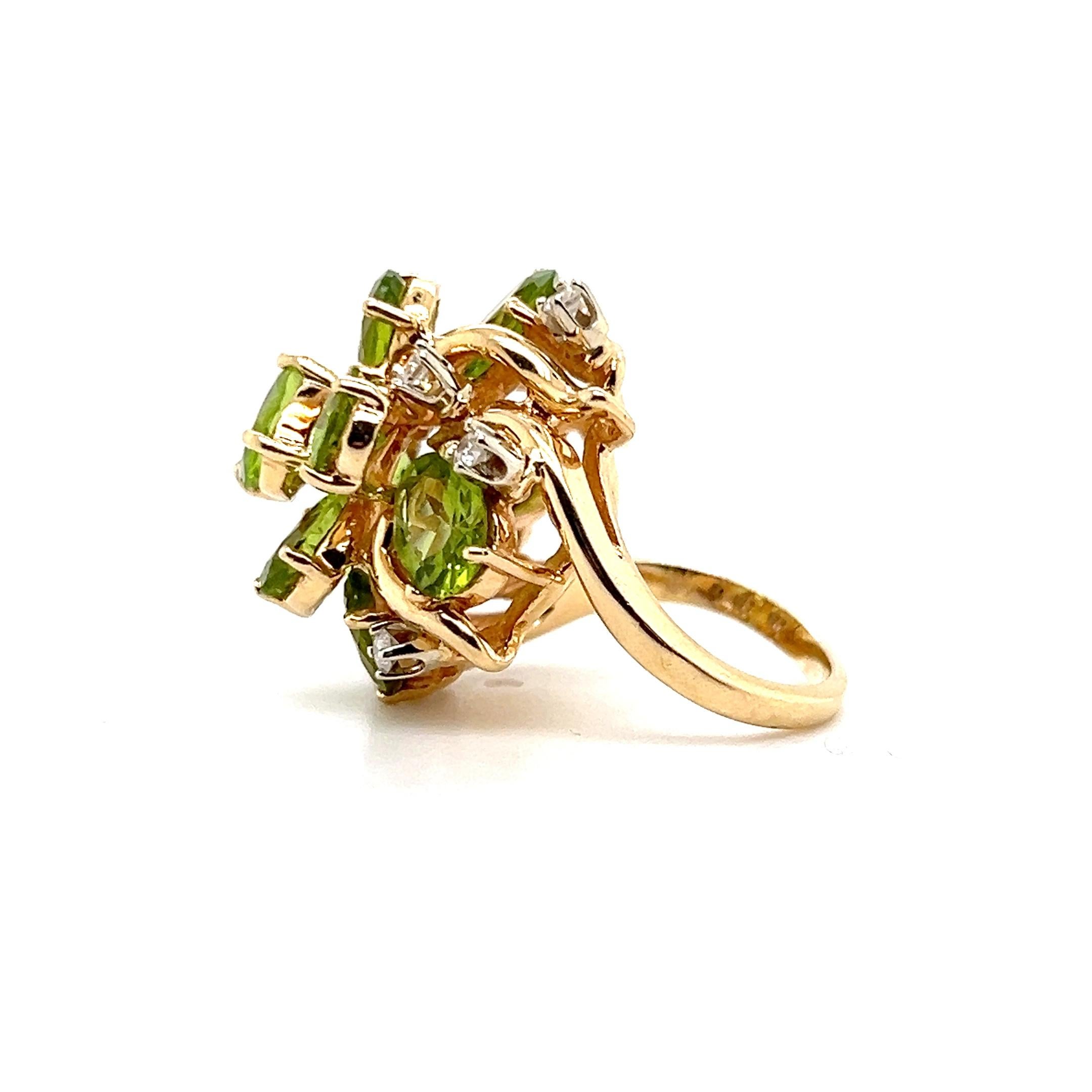 Anillo de cóctel retro de oro amarillo con peridoto y diamantes de 7,87 quilates Años 70 en Bueno estado para la venta en Towson, MD