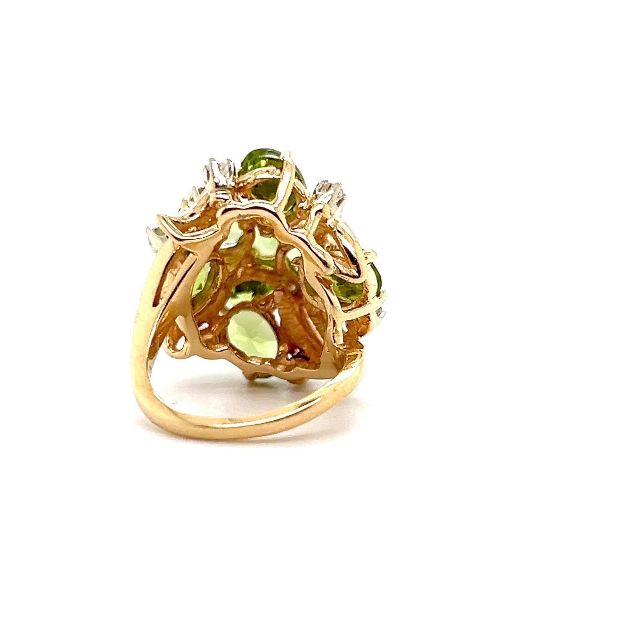 Femenino o masculino Anillo de cóctel retro de oro amarillo con peridoto y diamantes de 7,87 quilates Años 70 en venta