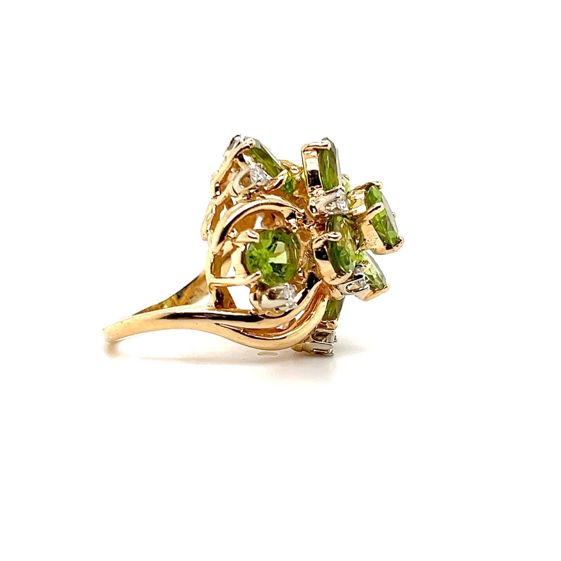 Anillo de cóctel retro de oro amarillo con peridoto y diamantes de 7,87 quilates Años 70 en venta 1