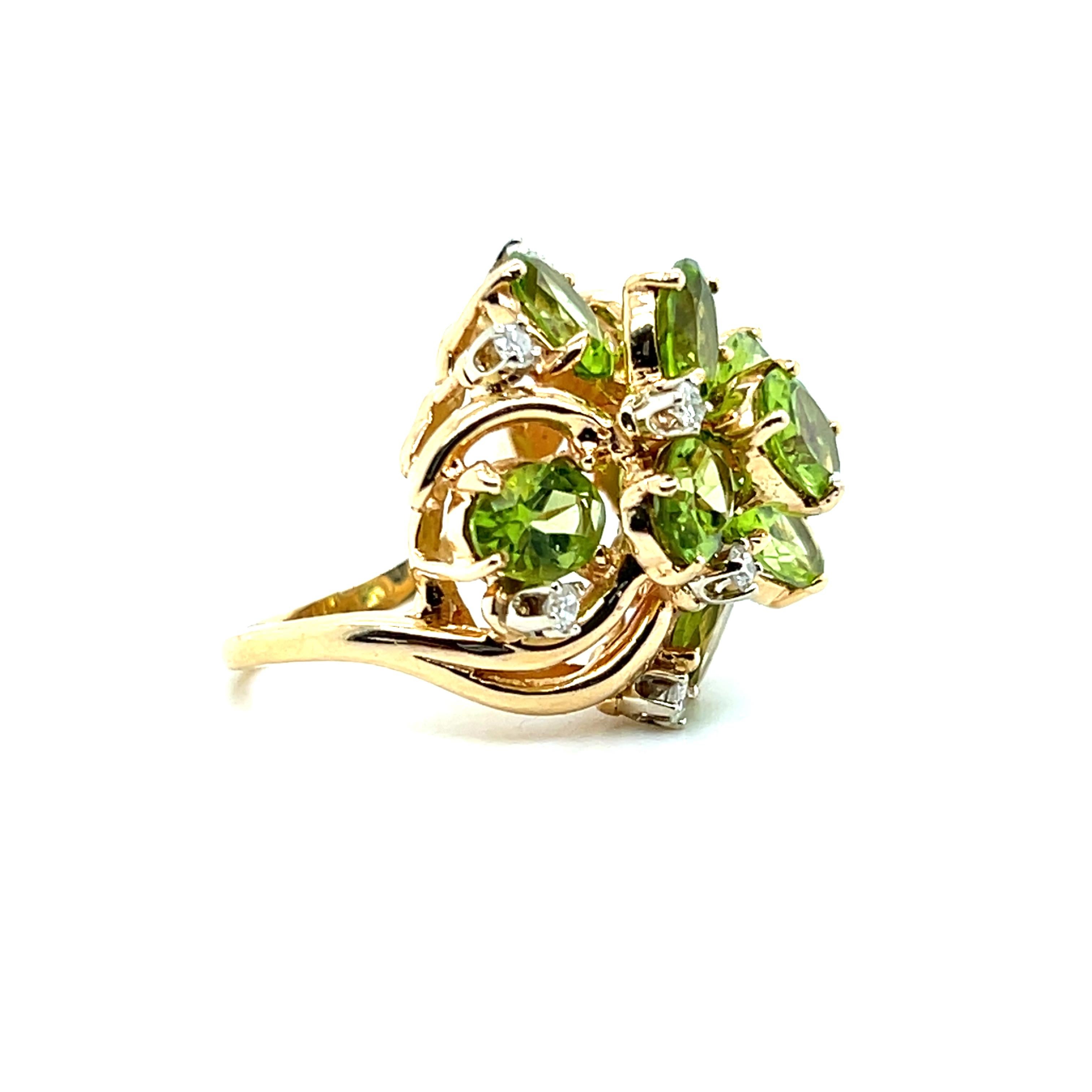 Anillo de cóctel retro de oro amarillo con peridoto y diamantes de 7,87 quilates Años 70 en venta 2