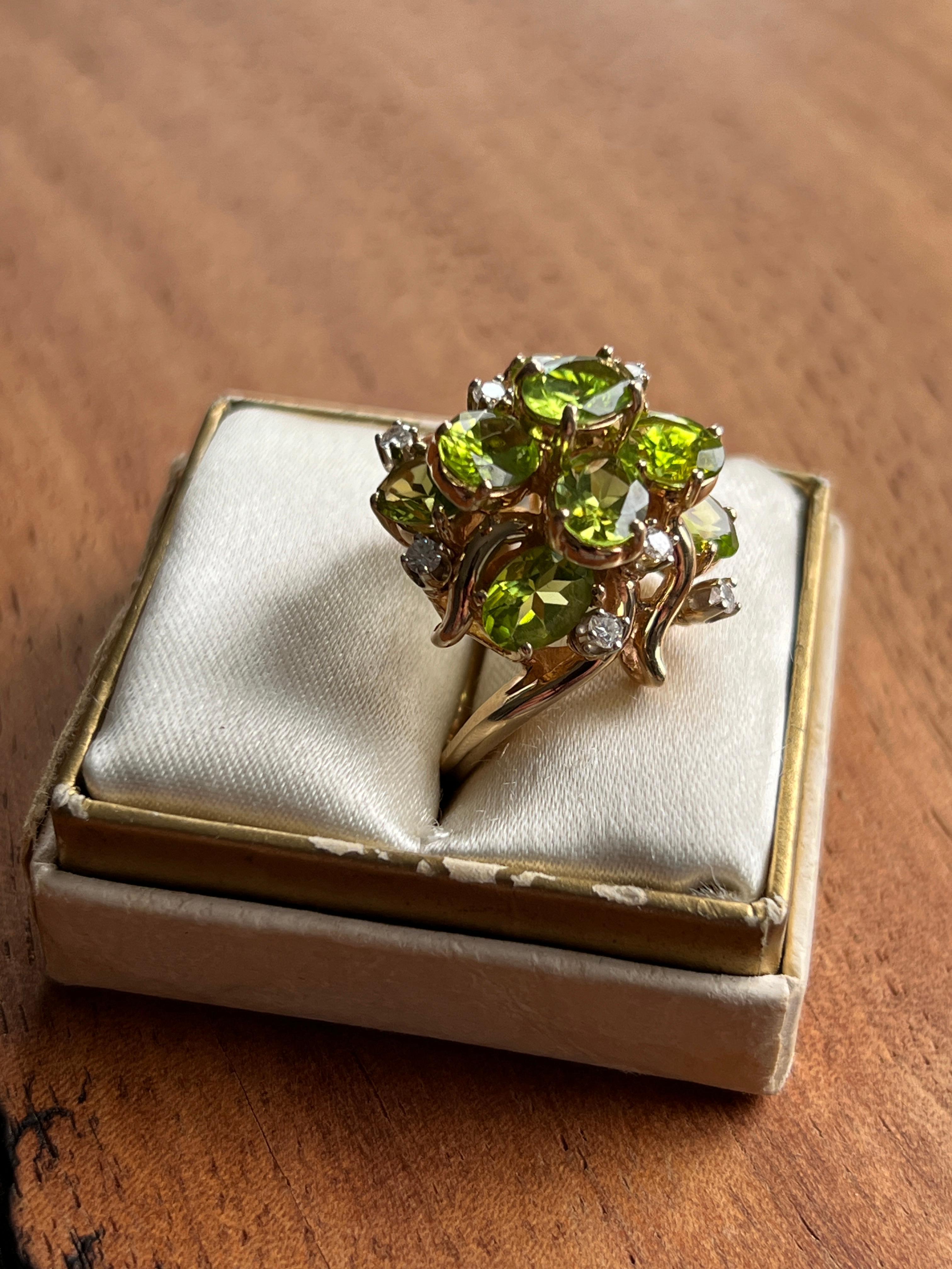 Anillo de cóctel retro de oro amarillo con peridoto y diamantes de 7,87 quilates Años 70 en venta 3