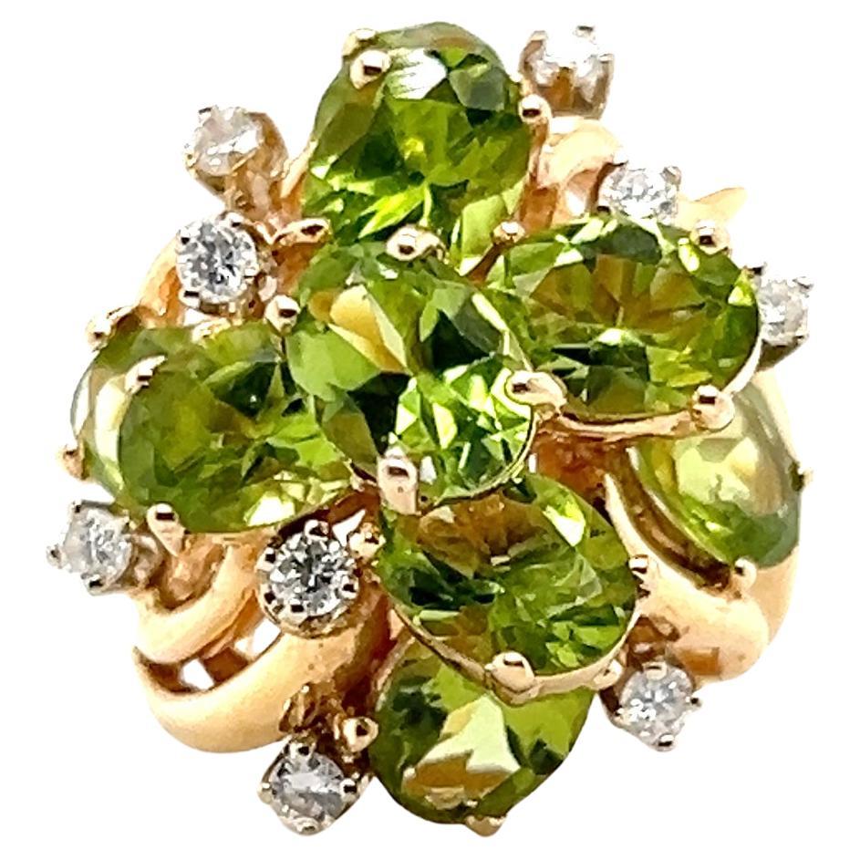 Anillo de cóctel retro de oro amarillo con peridoto y diamantes de 7,87 quilates Años 70 en venta