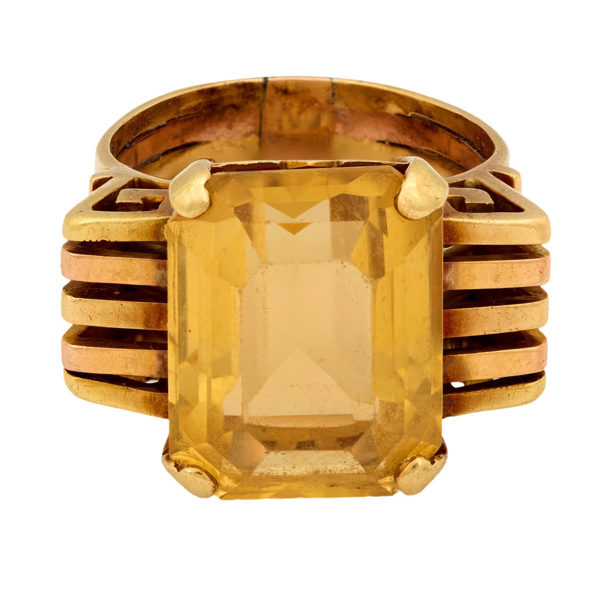 Este atrevido anillo retro de los años 40 exhibe un llamativo citrino talla esmeralda de 9,10 quilates, que brilla con calidez dorada y encanto vintage. Engarzada en rico oro amarillo de 18 quilates, las líneas limpias y estructuradas del engaste