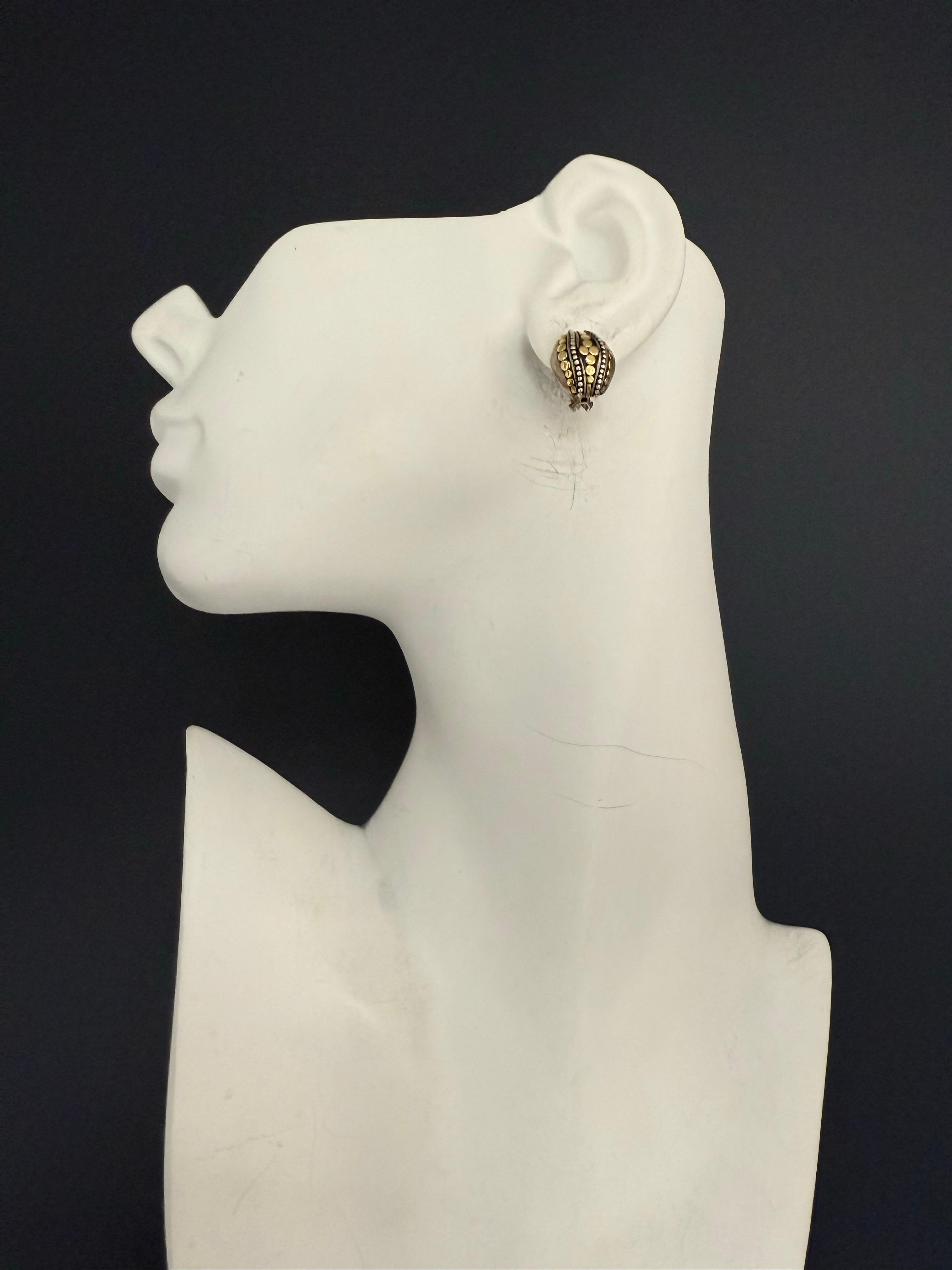 Orecchini retrò in argento 925 e oro giallo 18 carati, che mostrano una lavorazione finemente eseguita in cui l'oro è stato battuto a mano. Gli orecchini hanno un marchio di garanzia di 18 carati, che ne assicura l'autenticità. Il peso totale è di