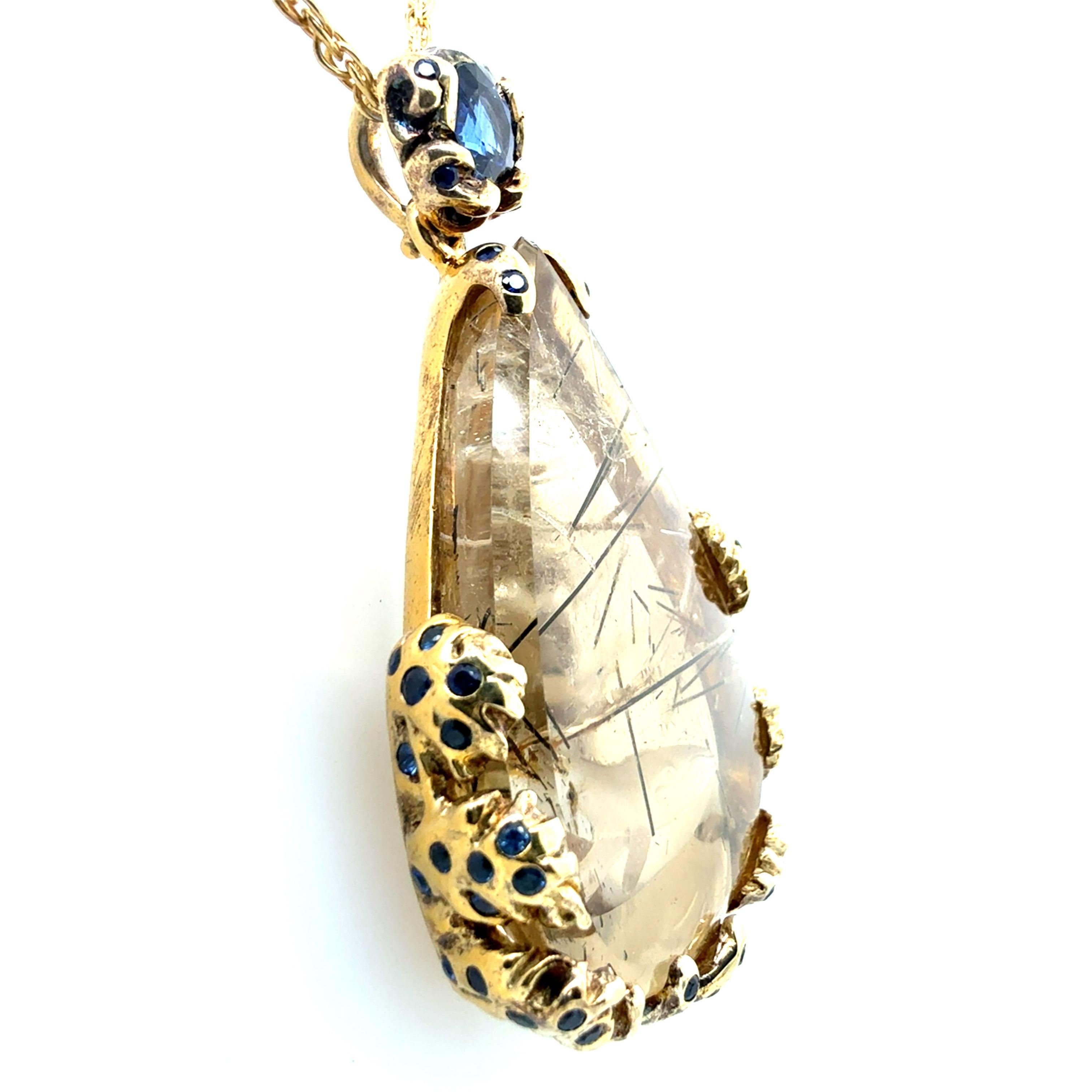 Pendente unico in argento sterling 925 con balena incisa e dettagliata a mano, disegnato da François Barthe, che mette in mostra un quarzo citrino rutilato naturale da 124,25 carati proveniente dal Brasile. Il design è ulteriormente accentuato da