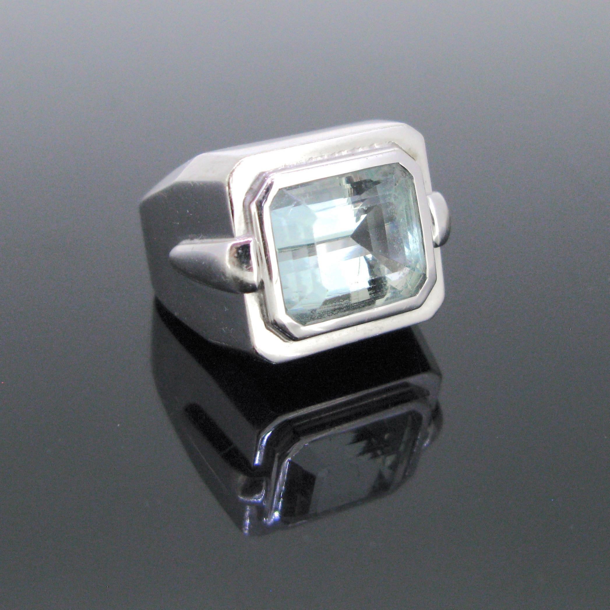 Weight:	24.72gr


Metal:		18kt white gold


Stones:	1 Aquamarine
•	Cut:	Emerald
•	Total carat weight:	9.50ct approximately


Condition:	Very Good



Comments:	This bold ring is made in 18kt white gold. It is set with an eye clean aquamarine weighing