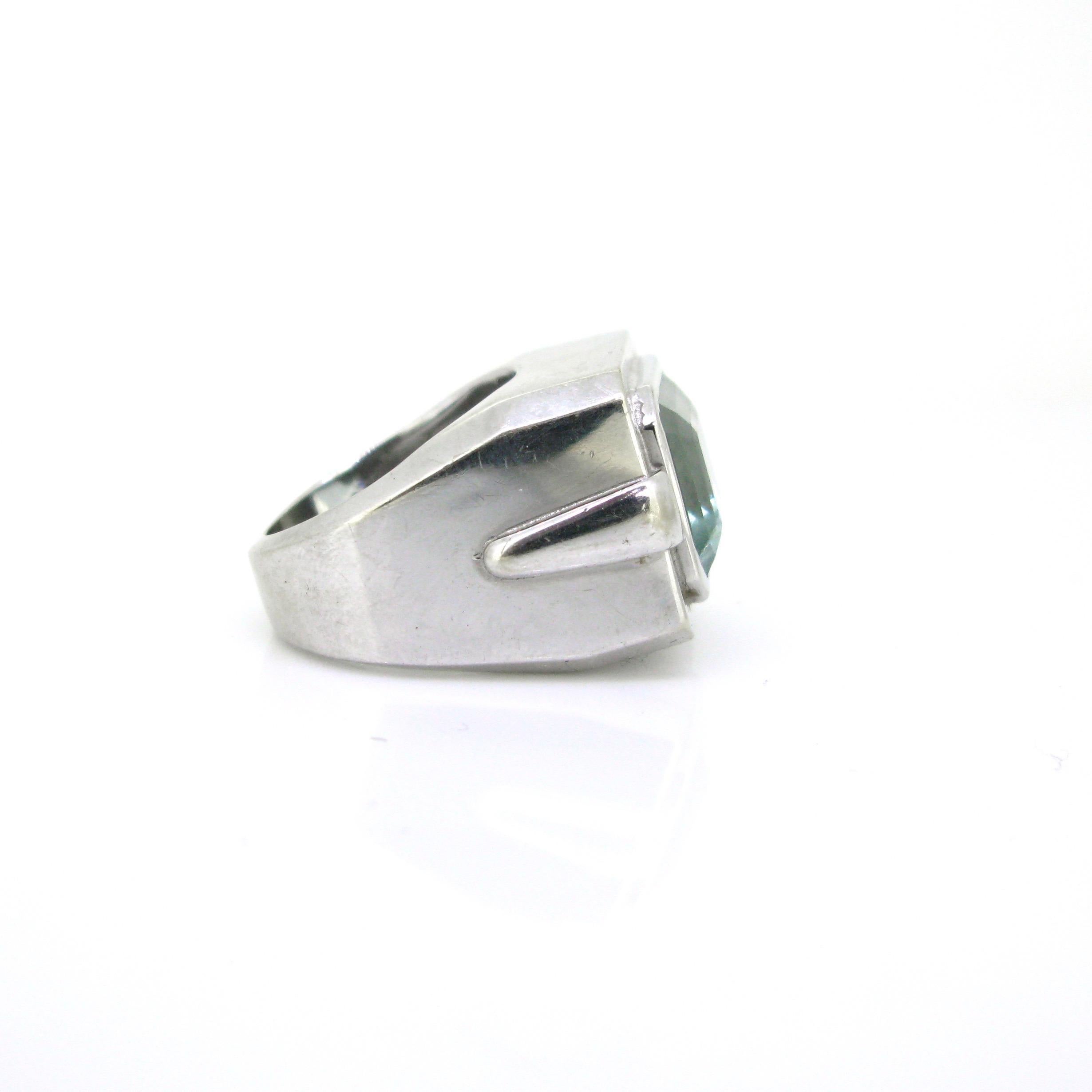 Retro 9.50ct Aquamarine Tank Ring, 18kt White Gold, circa 1950 In Good Condition For Sale In London, GB