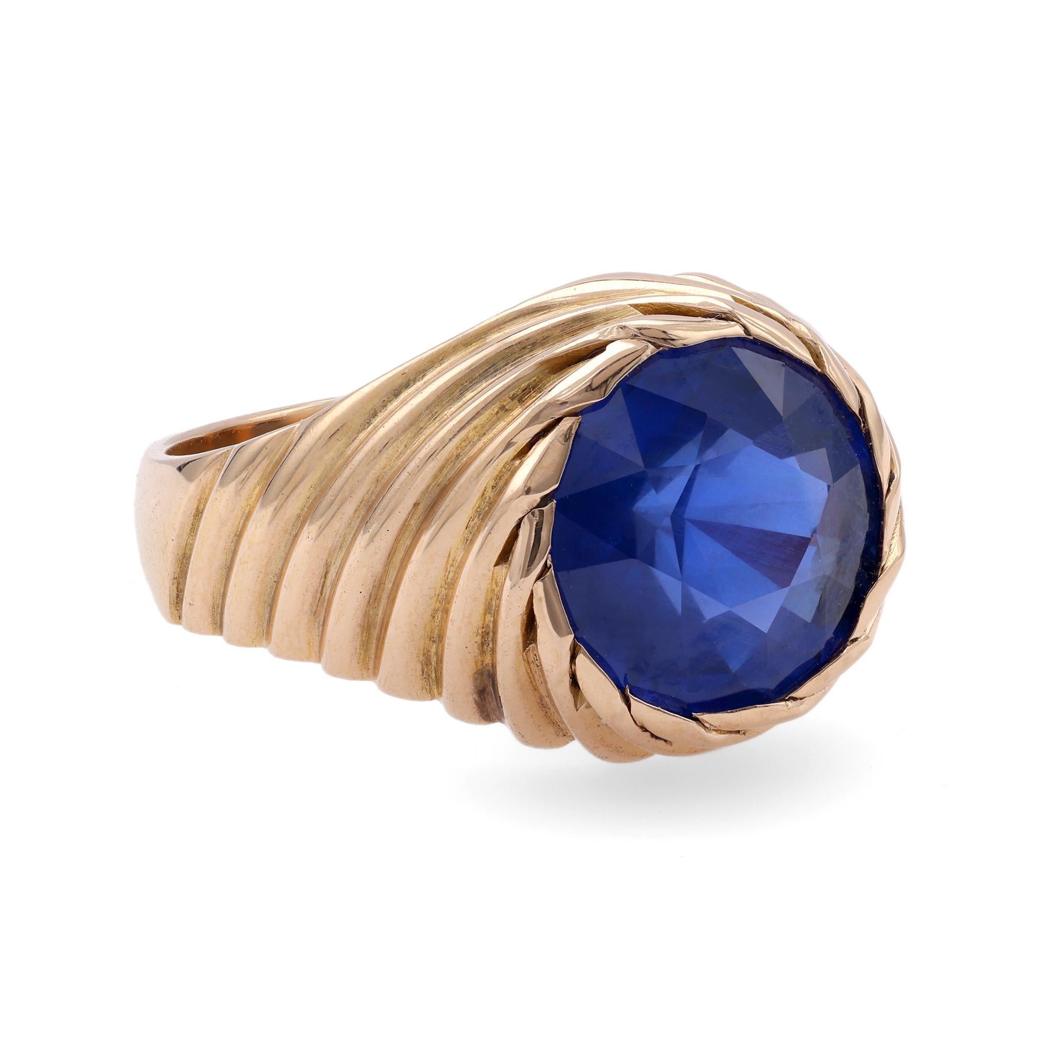 Round Cut Retro AGL Burma Sapphire Yellow Gold Ring For Sale