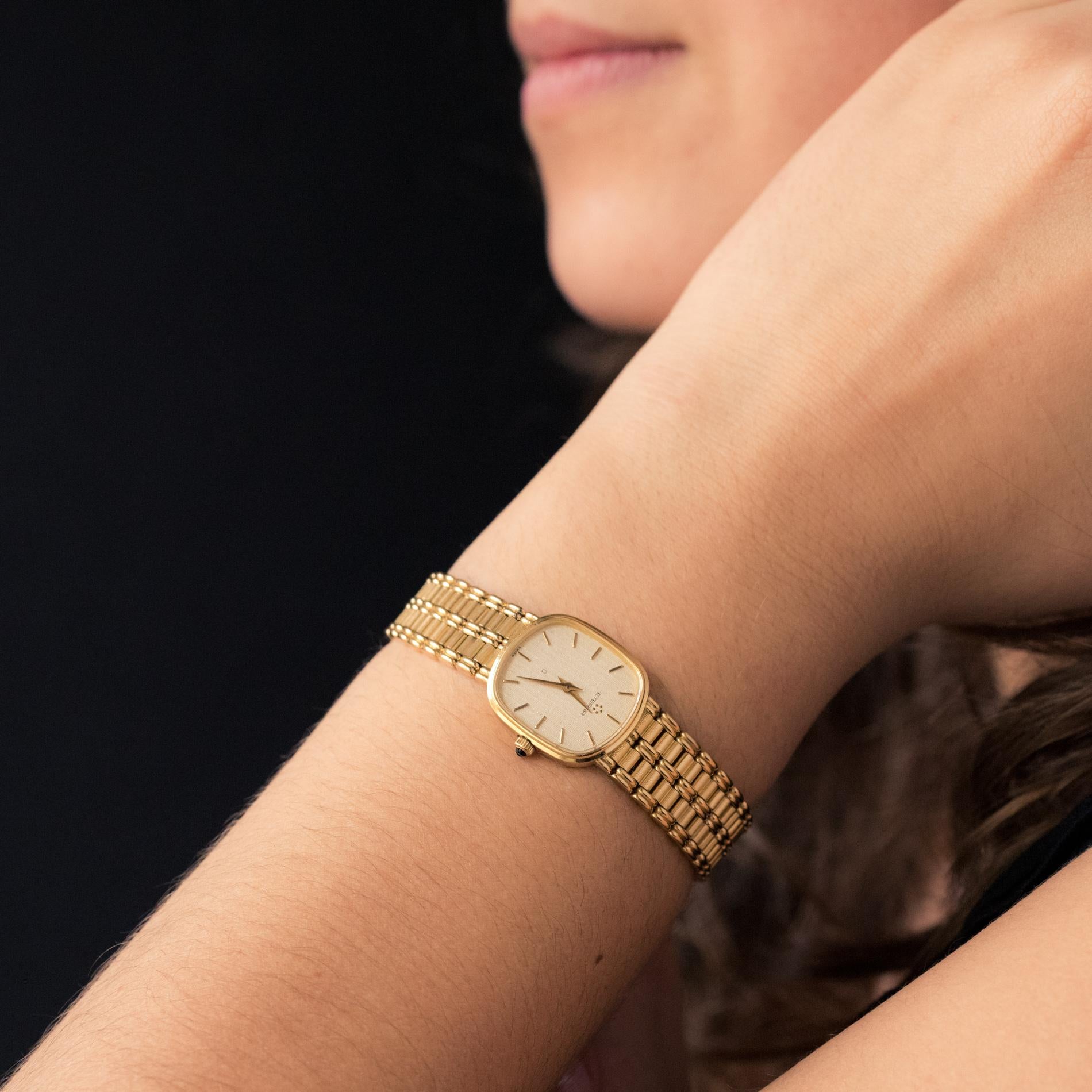 Lady's wristwatch in 18 karat yellow gold, owl and weevil hallmarks.
It is rectangular in shape with slightly rounded angles. The glittery dial has stick figures.
The bracelet is basket woven. Ladder clasp with security.
Quartz movement. Eterna