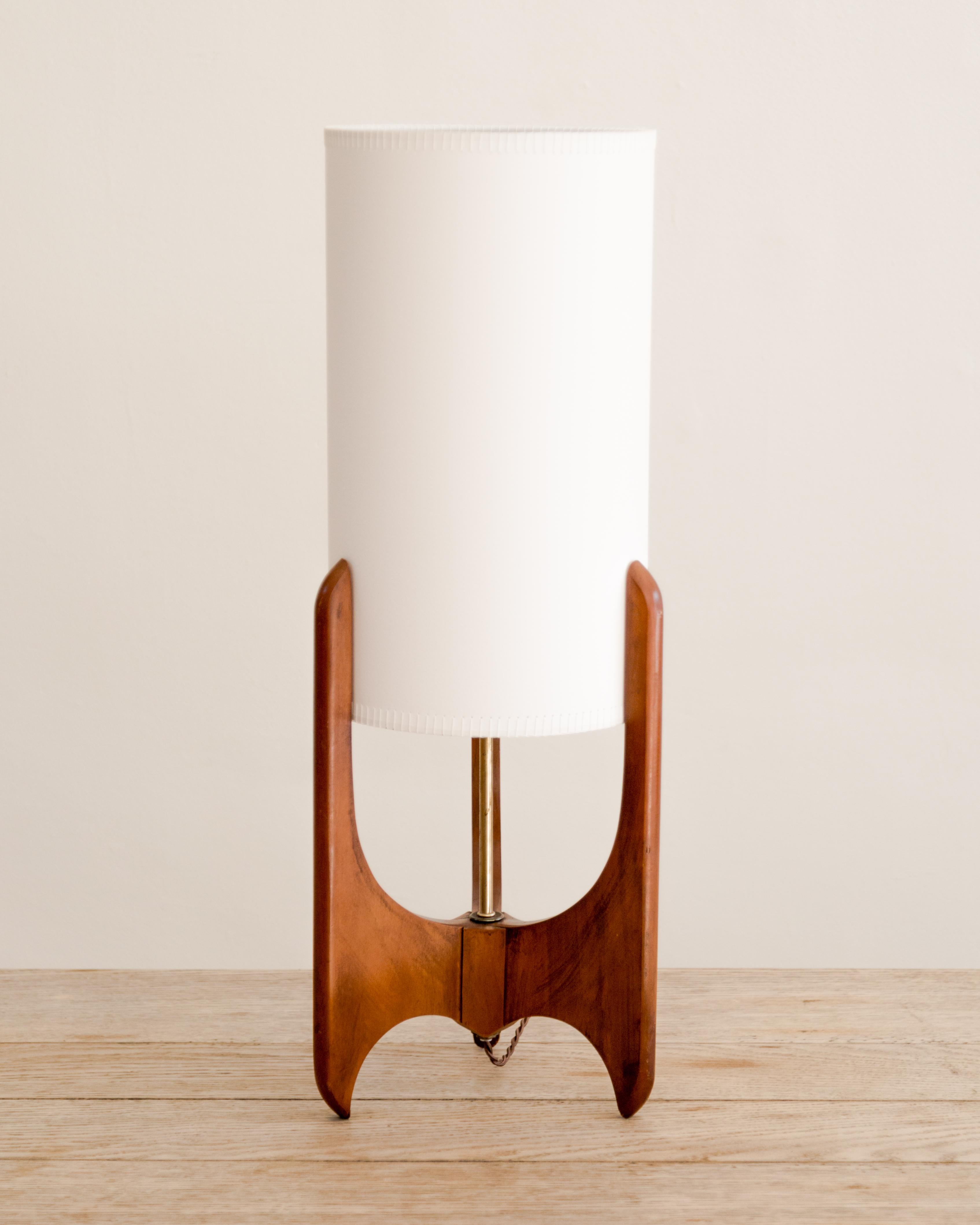 Lampe de table rétro américaine avec base en noyer et abat-jour cylindrique en papier artisanal avec coutures fouettées, vers les années 1960.