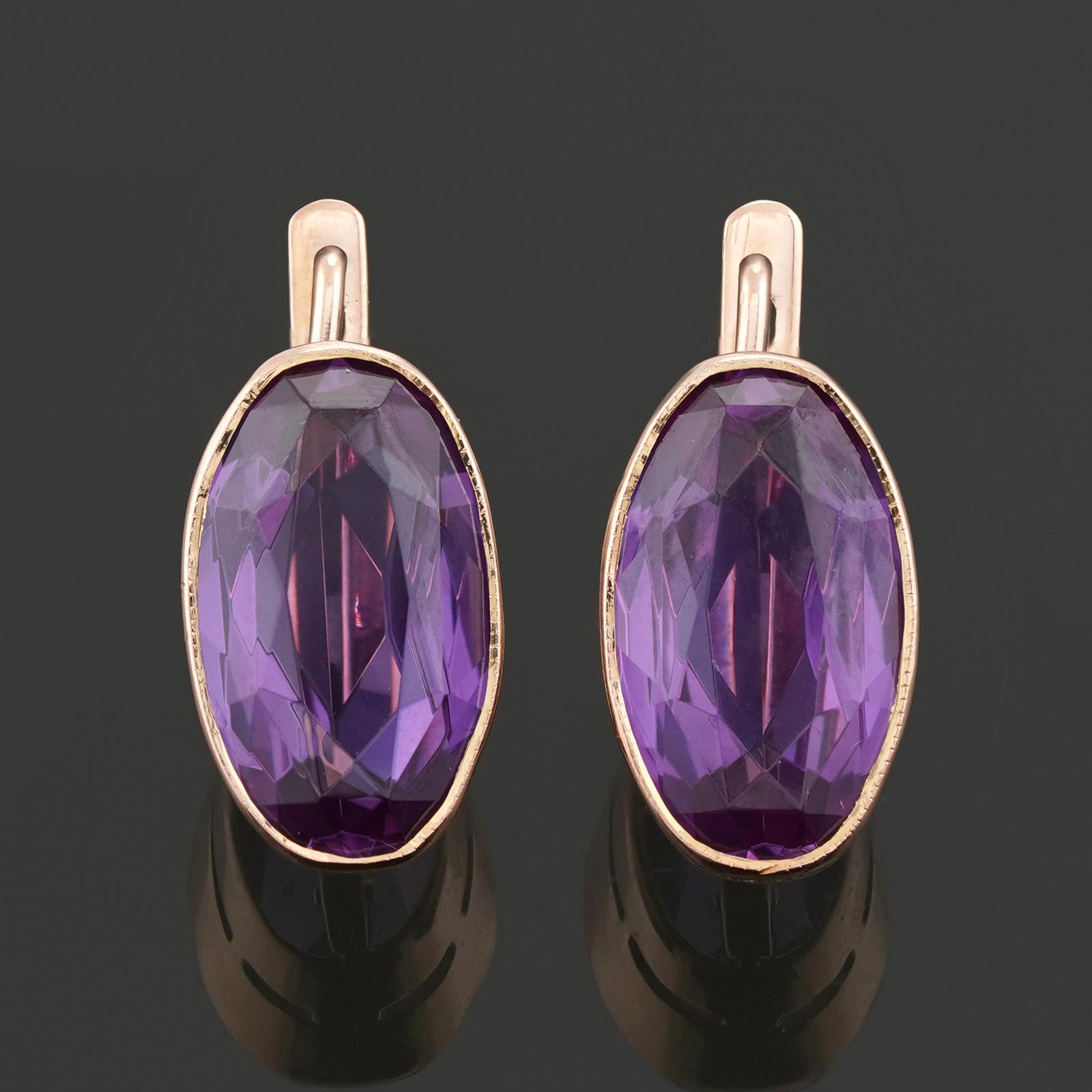 Questi splendidi orecchini vintage retrò a goccia sono realizzati in oro rosa 14k e incastonati con ametiste ovali sfaccettate e completati da chiusure a leva in stile europeo. Timbro 583 per oro 14k. Realizzato nell'ex URSS intorno agli anni '60.