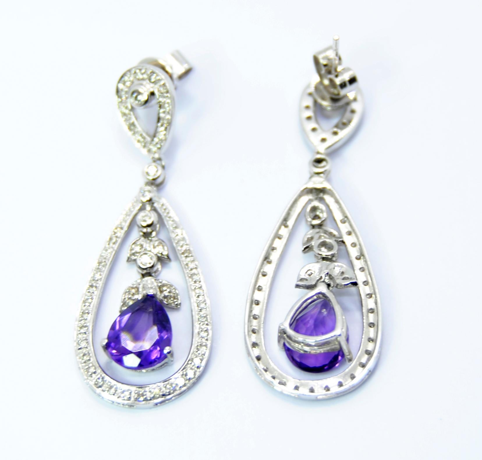 Romantic and nupcial Earrings in 18kt gold with pave of diamonds and 2ct pear shape amethyst
Each earring weights 4ct. and measures 42 mm 