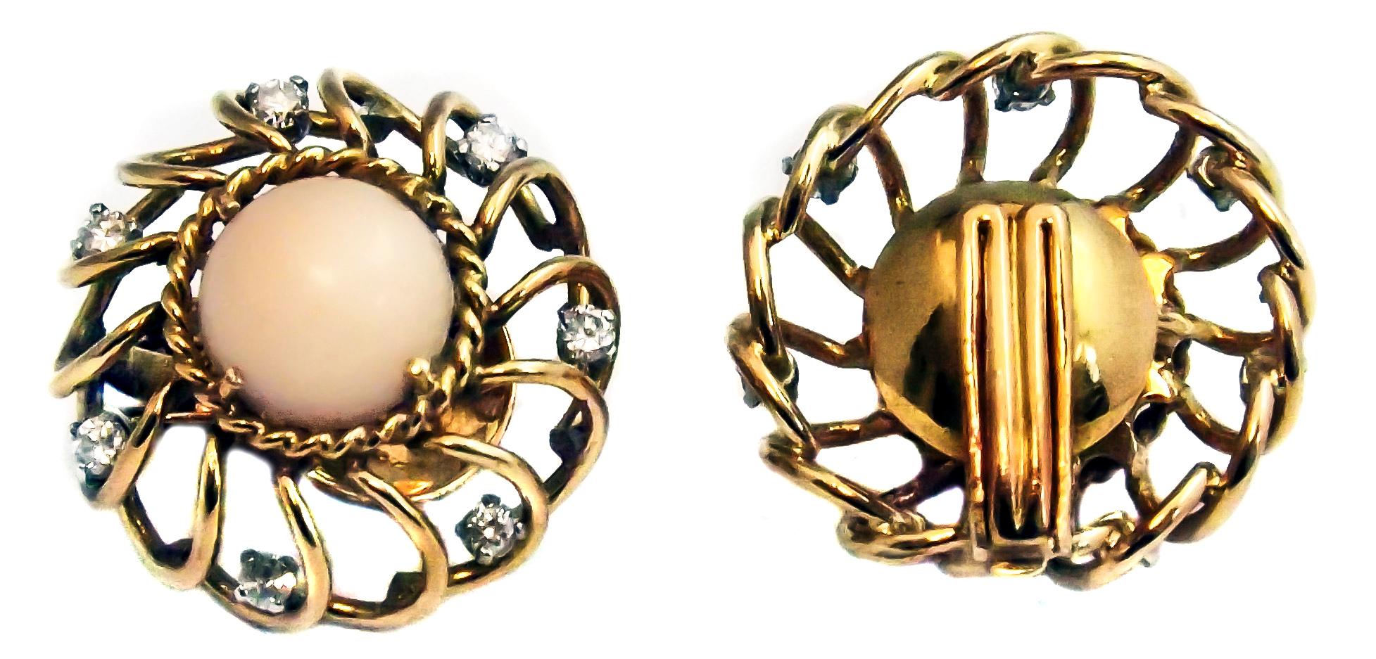 Rétro Boucles d'oreilles rétro en or 18 carats avec diamants et corail peau d'Angle en vente