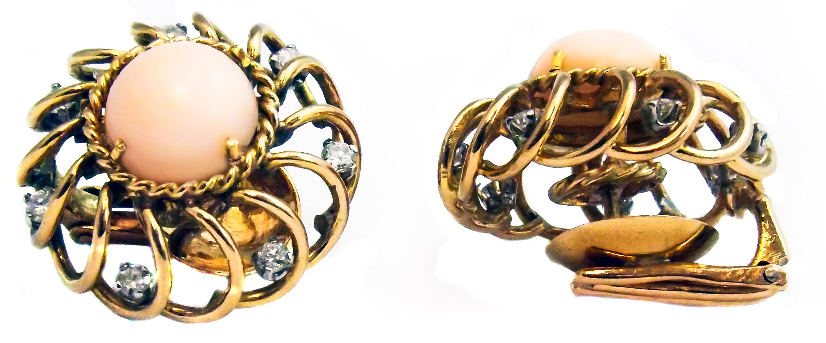 Taille cabochon Boucles d'oreilles rétro en or 18 carats avec diamants et corail peau d'Angle en vente