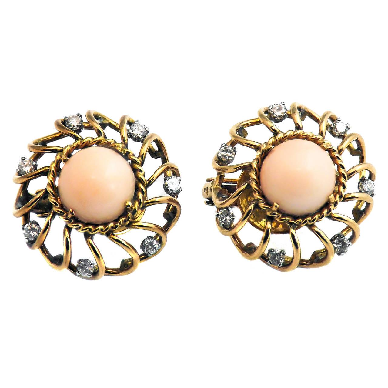 Boucles d'oreilles rétro en or 18 carats avec diamants et corail peau d'Angle Excellent état - En vente à New York, NY