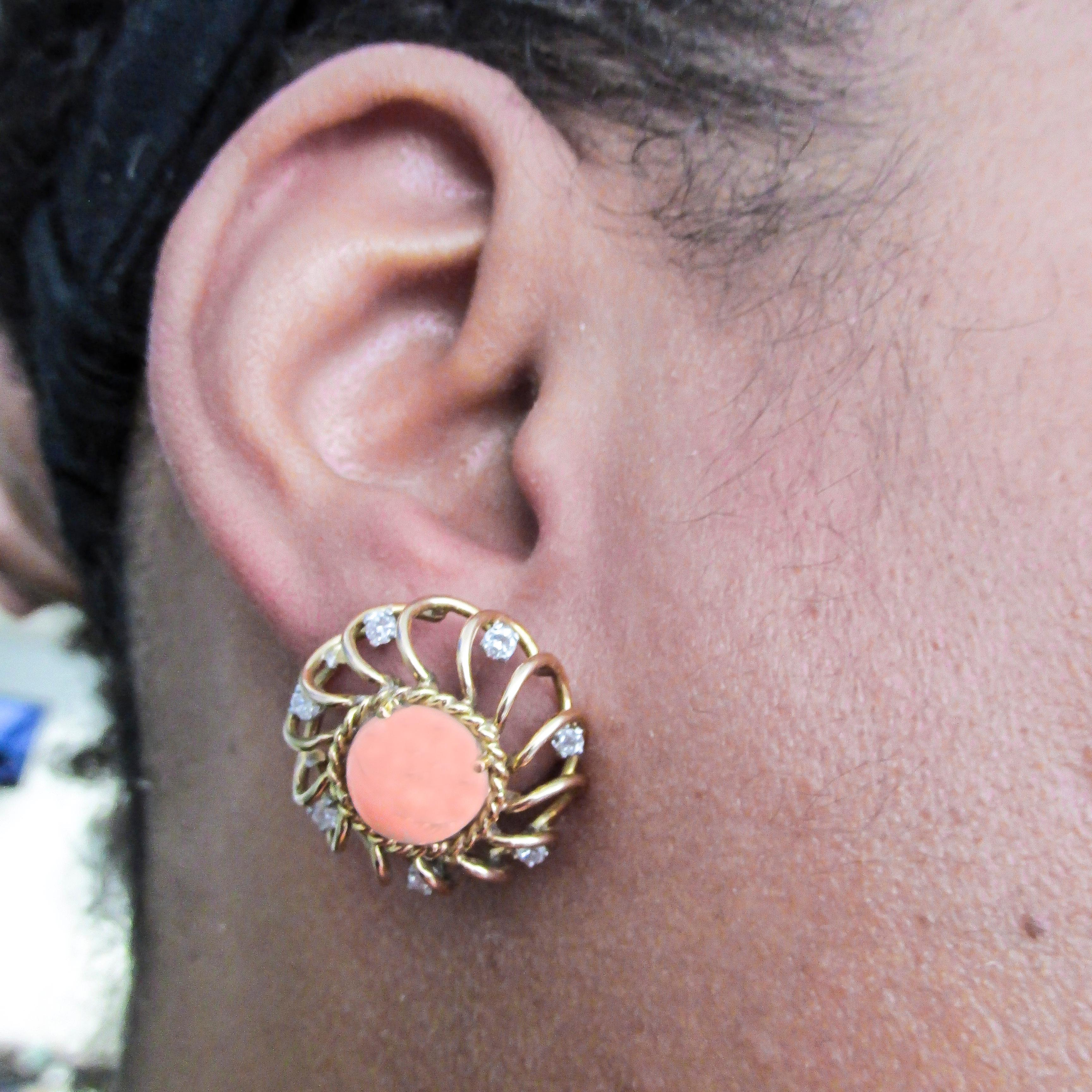 Boucles d'oreilles rétro en or 18 carats avec diamants et corail peau d'Angle Unisexe en vente