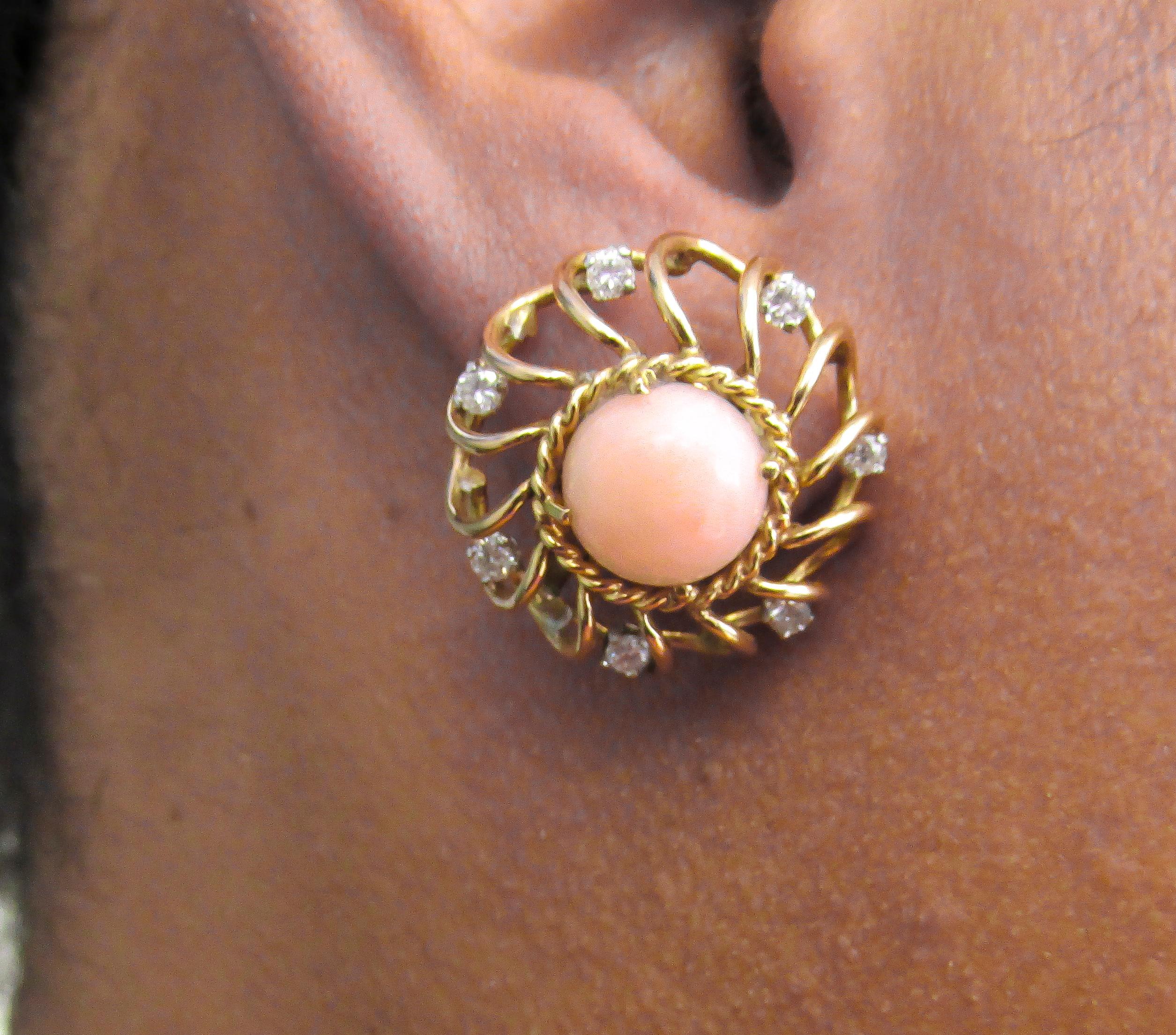 Boucles d'oreilles rétro en or 18 carats avec diamants et corail peau d'Angle en vente 1