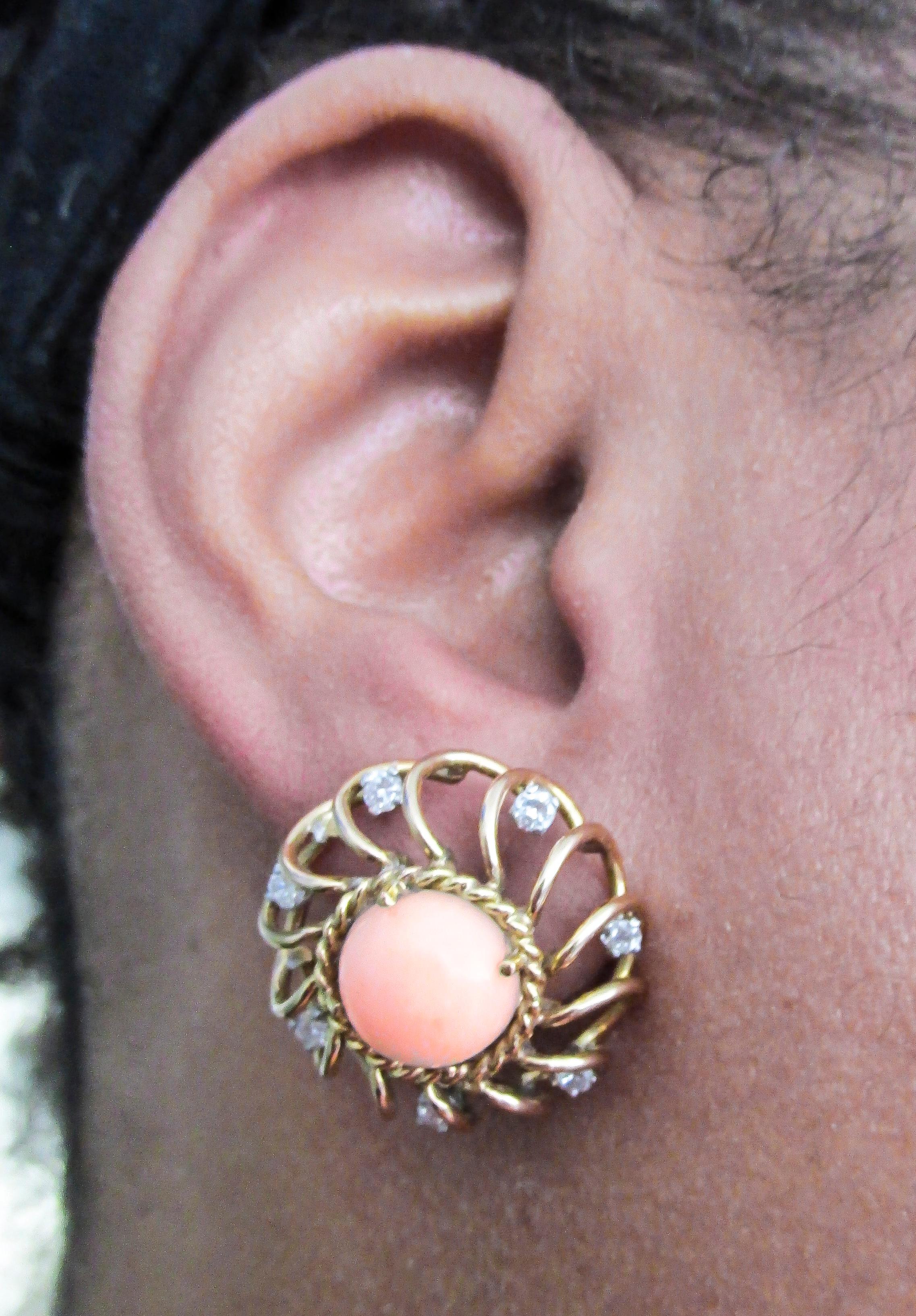Boucles d'oreilles rétro en or 18 carats avec diamants et corail peau d'Angle en vente 2