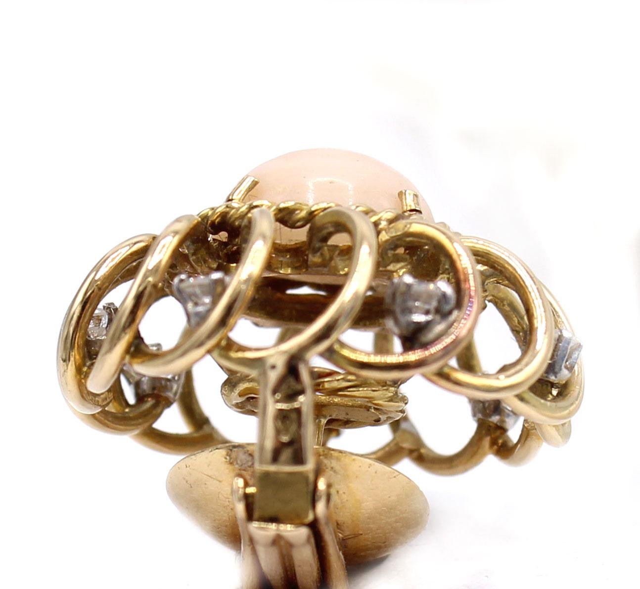 Boucles d'oreilles rétro en or 18 carats avec diamants et corail peau d'Angle en vente 3