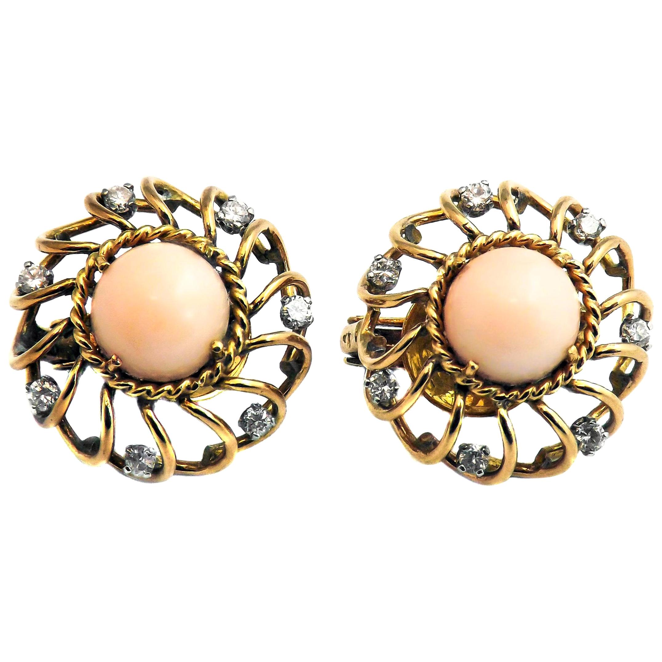 Boucles d'oreilles rétro en or 18 carats avec diamants et corail peau d'Angle en vente