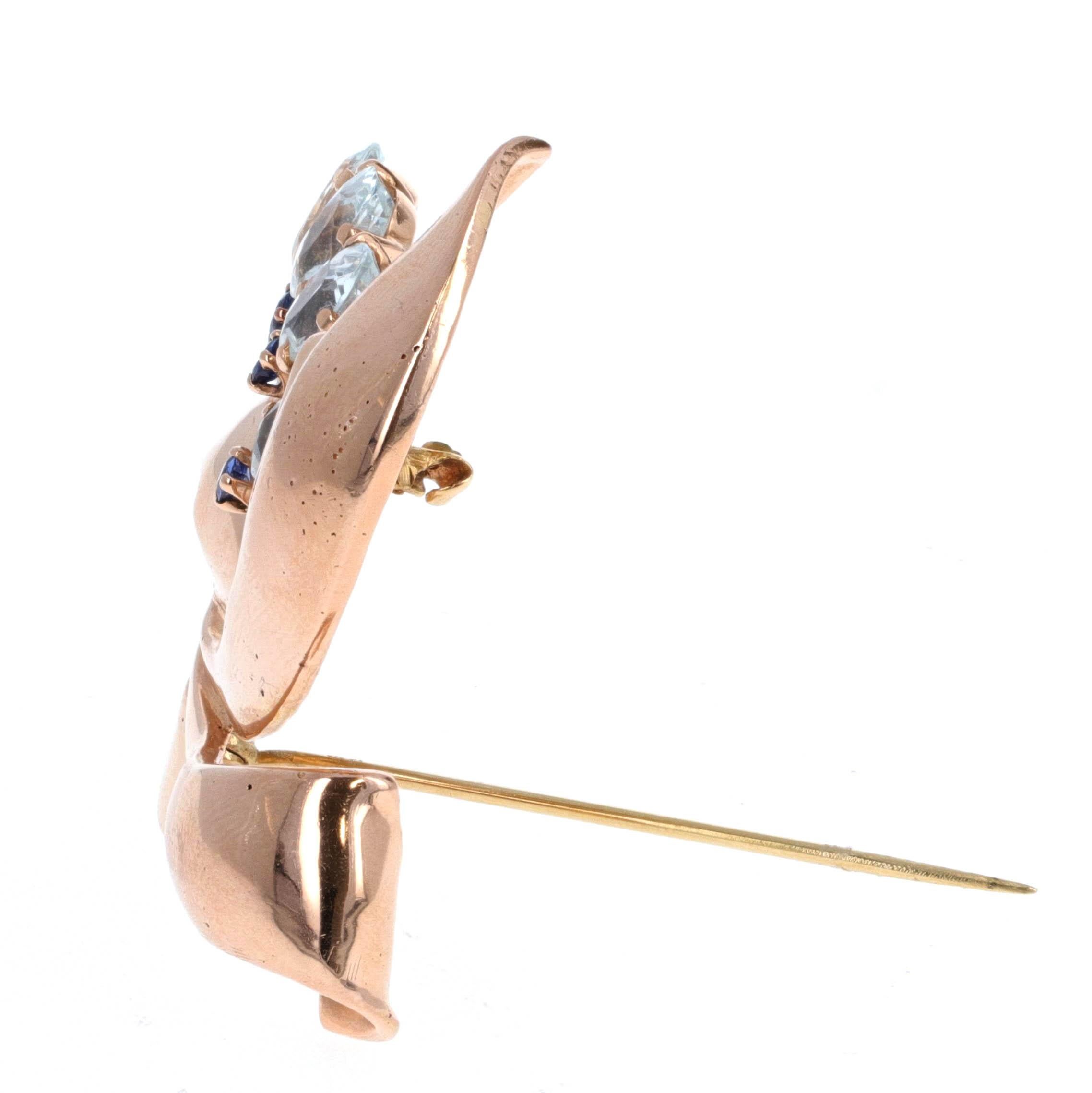 Taglio ovale Spilla retrò in oro rosa 14K con acquamarina e zaffiro, design floreale di metà secolo in vendita