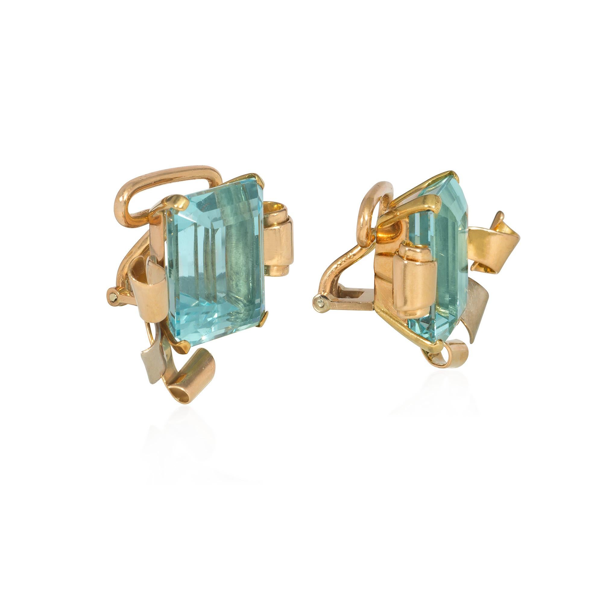 Ein Paar Retro-Aquamarin- und Dreifarben-Gold-Clip-Ohrringe mit großen Aquamarinen im Smaragdschliff in Goldfassungen, die mit verschlungenen, bandartigen Elementen aus Gelb-, Weiß- und Roségold verziert sind.  Atw zwei Aquamarine 30.00 cts.

*