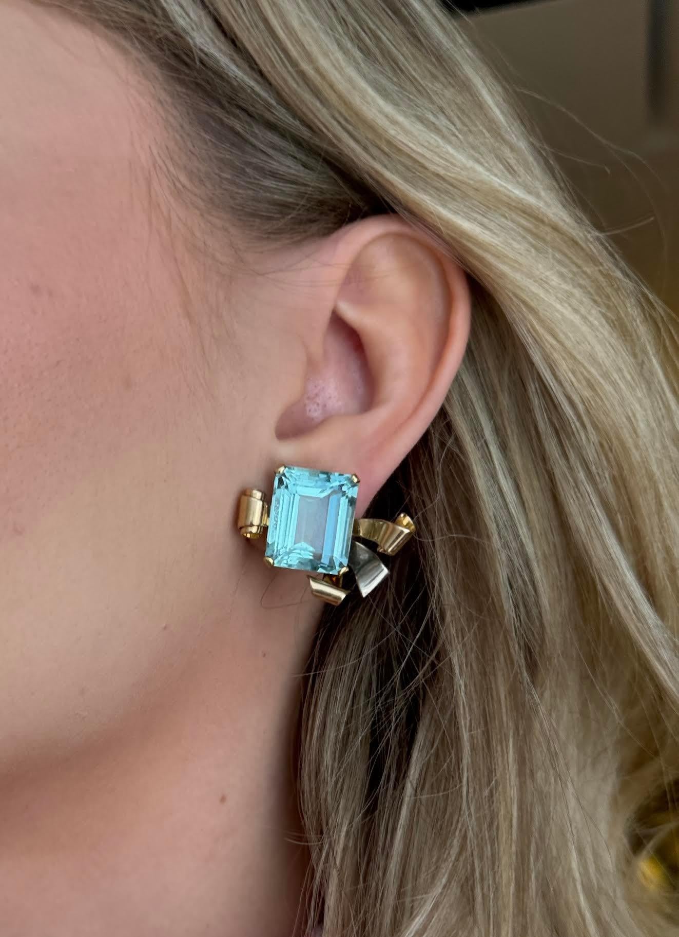 Women's or Men's Retro Aquamarine and Three-Color Gold Earrings with Scroll and Ribbon Motifs For Sale