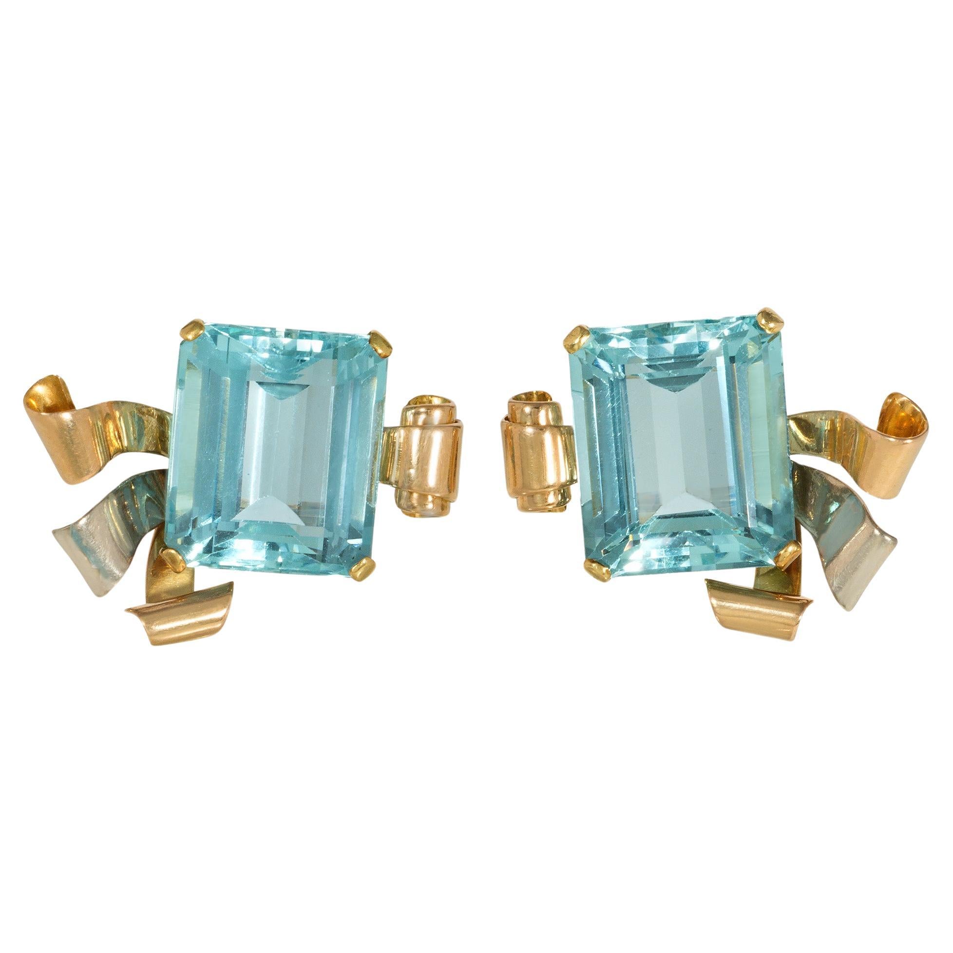 Retro-Ohrringe aus Aquamarin und dreifarbigem Gold mit Schnörkel- und Bandmotiven im Angebot