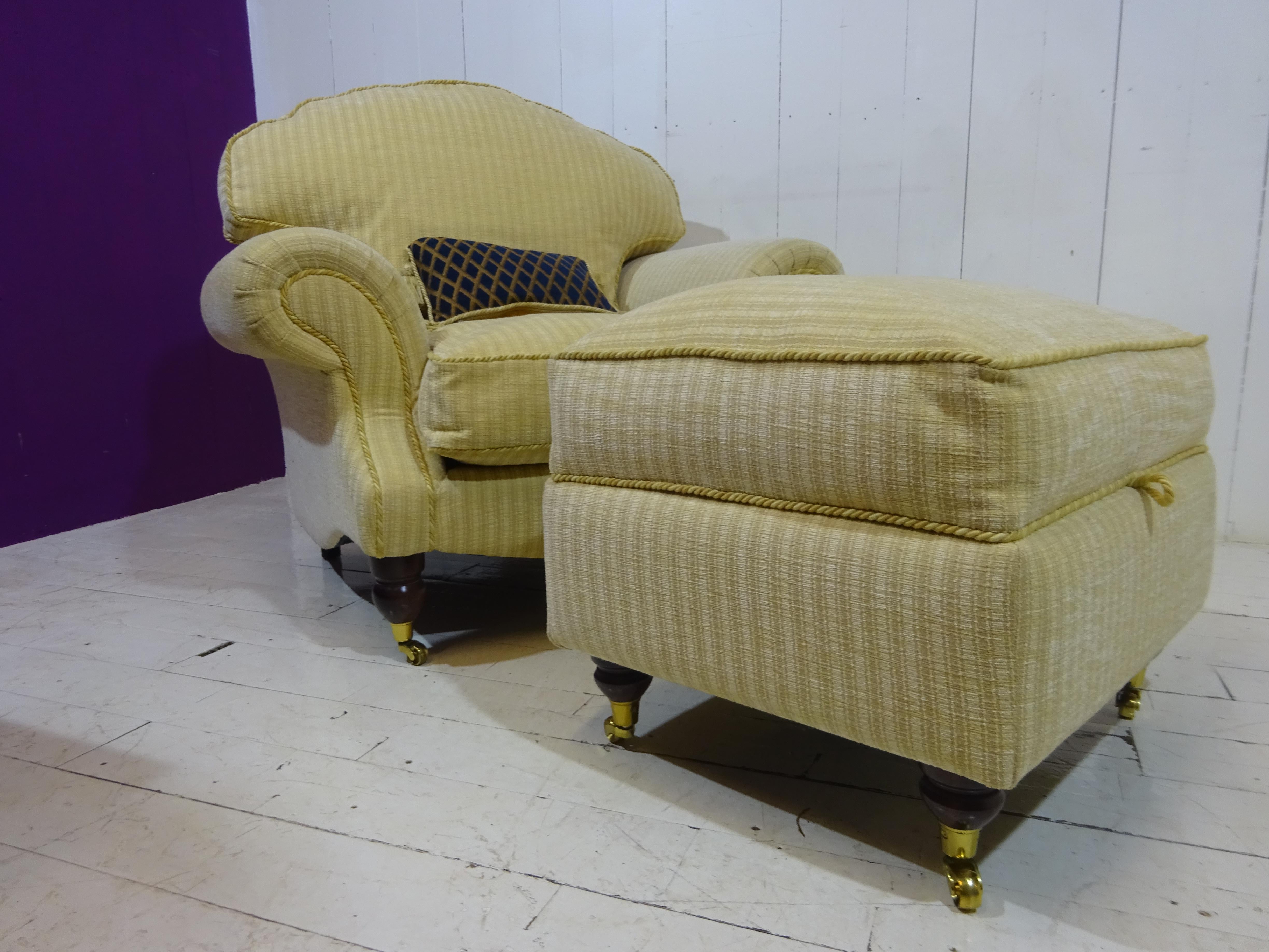 Retro Lounge Sessel & Fußhocker 

So bequem, stilvoll und in ausgezeichnetem Originalzustand. 

In der gleichen Familie von neu und hardy verwendet! Dies ist ein schönes, hochwertiges Sofa aus den frühen 90er Jahren. Es sieht aus, als sei es nicht