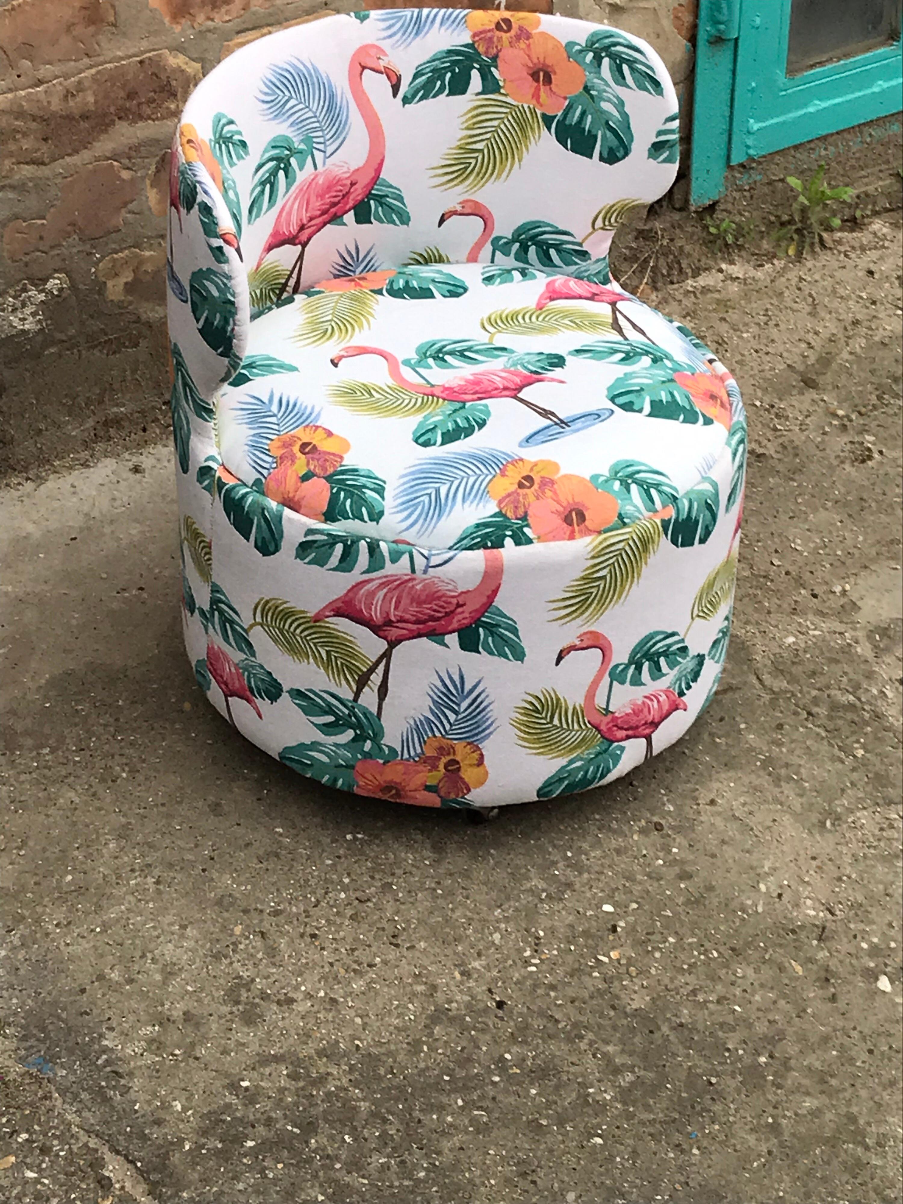 Retro armchair with flamingo pattern, 1970s
This chair was fully and professionally re-upholstered, the condition is excellent. With roller legs
Size: 38 x 35 x 44 H
Seat size: 27.