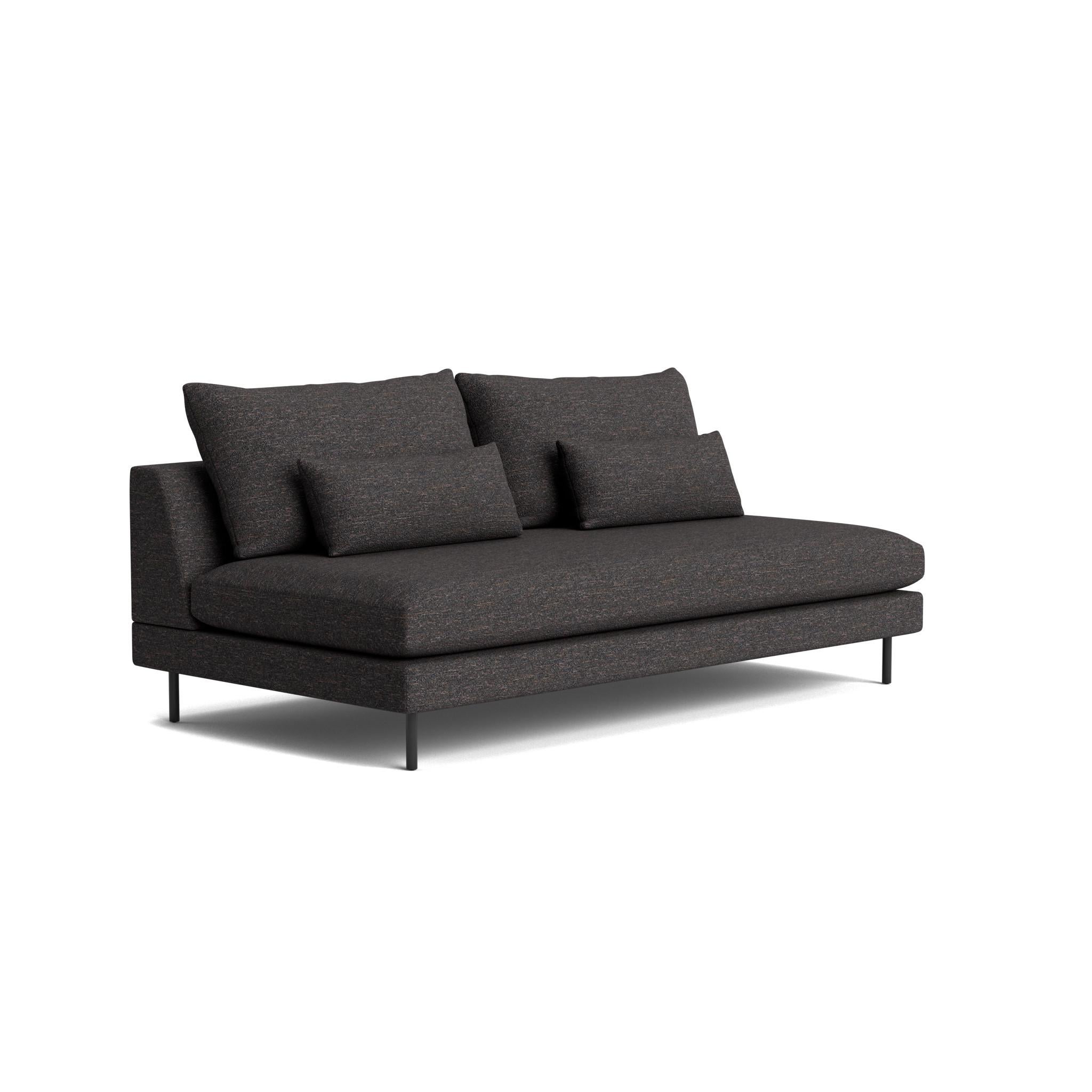 Nuestro sofá sin brazos tiene un profundo asiento corrido, y los cojines divididos del respaldo se asientan sobre una cubierta ultrafina elevada sobre patas cilíndricas de acero para crear una sensación elegante y retro. Fabricado en América, e