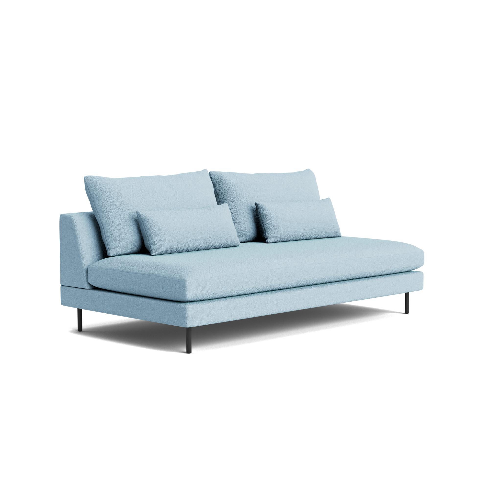 Nuestro sofá sin brazos tiene un profundo asiento corrido, y los cojines divididos del respaldo se asientan sobre una cubierta ultrafina elevada sobre patas cilíndricas de acero para crear una sensación elegante y retro. Fabricado en América, e