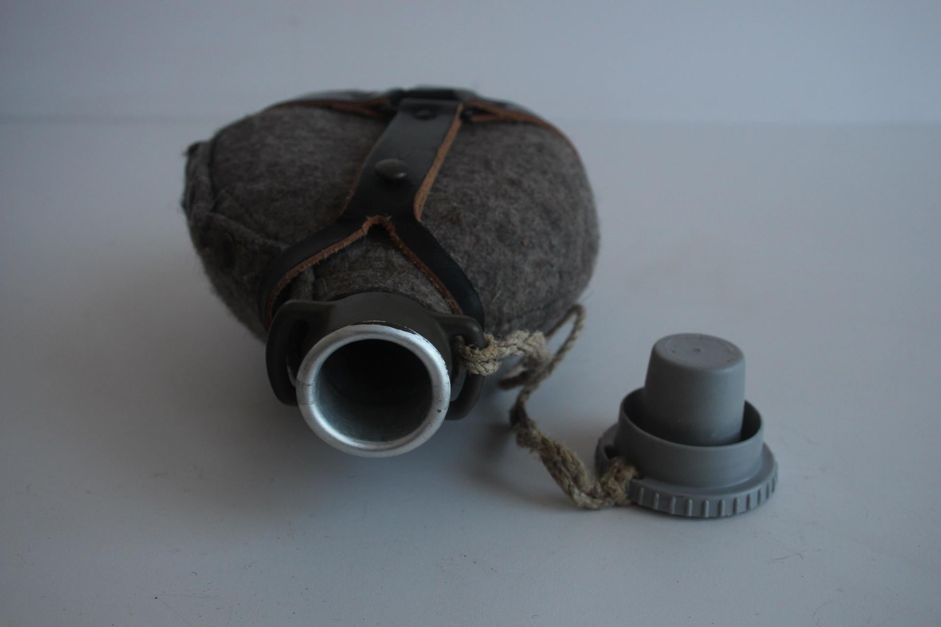 Fine XX secolo Bottiglia dell'esercito retrò ČSLA, circa 1980 in vendita
