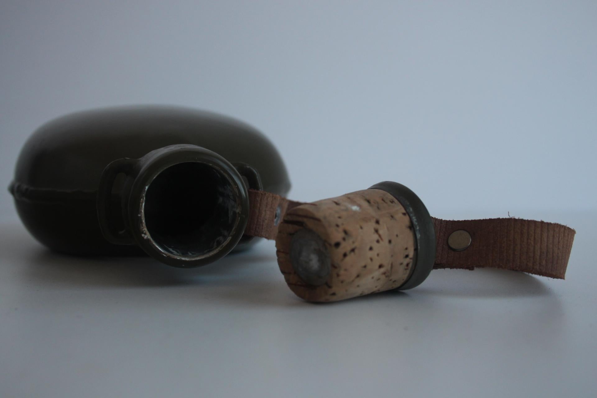 Fine XX secolo Bottiglia dell'esercito retrò ČSLA, circa 1980 in vendita