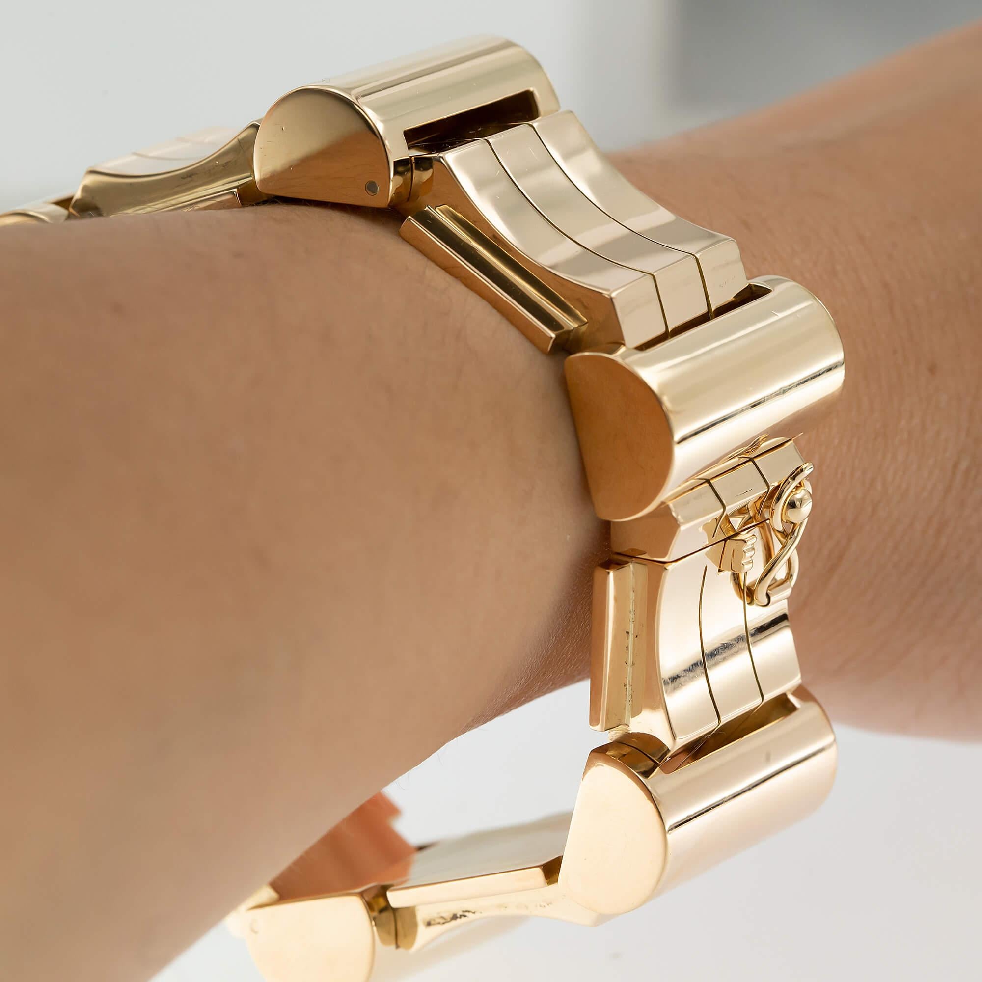 Retro articulated gold bracelet with concave and convex alternating links, box and tongue snap with figure 8 safety catch.
This is a stylish bracelet. Its size alone makes quite the statement on the wrist. Perfect for the day or as a chunky addition