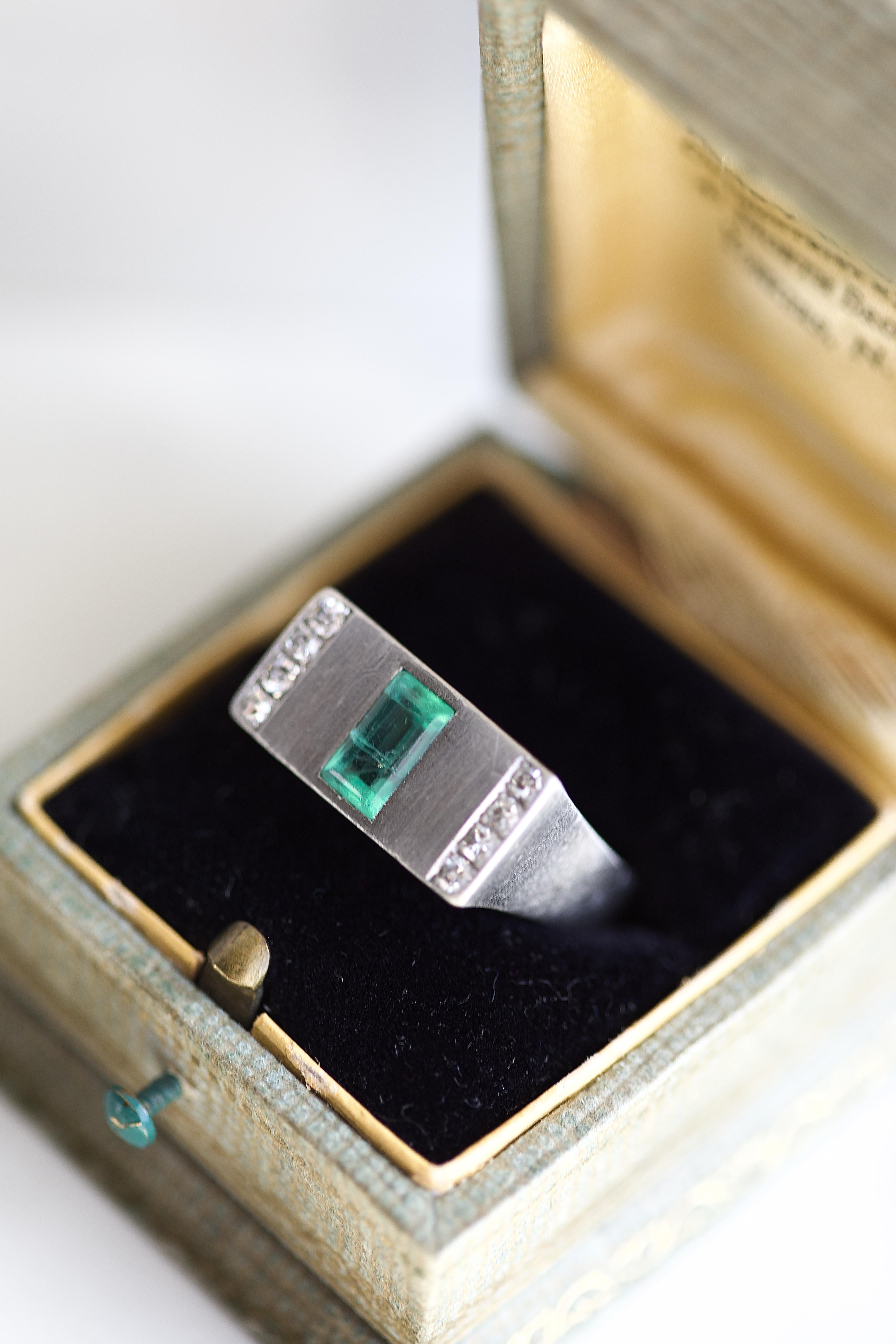 Retro Austrian Emerald Diamond Platinum Ring In Good Condition For Sale In Beverly Hills, CA