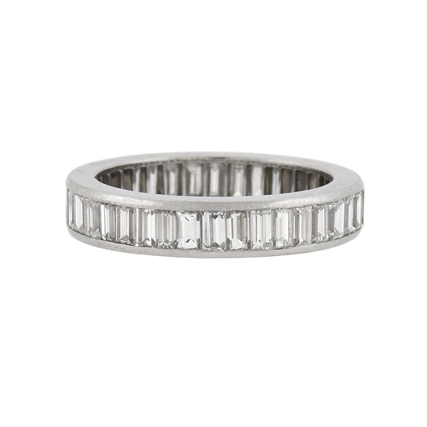 Retro Baguetteschliff Diamant-Eternity-Ring mit französischen Punzen 1,90 Gesamtkarat im Zustand „Gut“ im Angebot in Narberth, PA