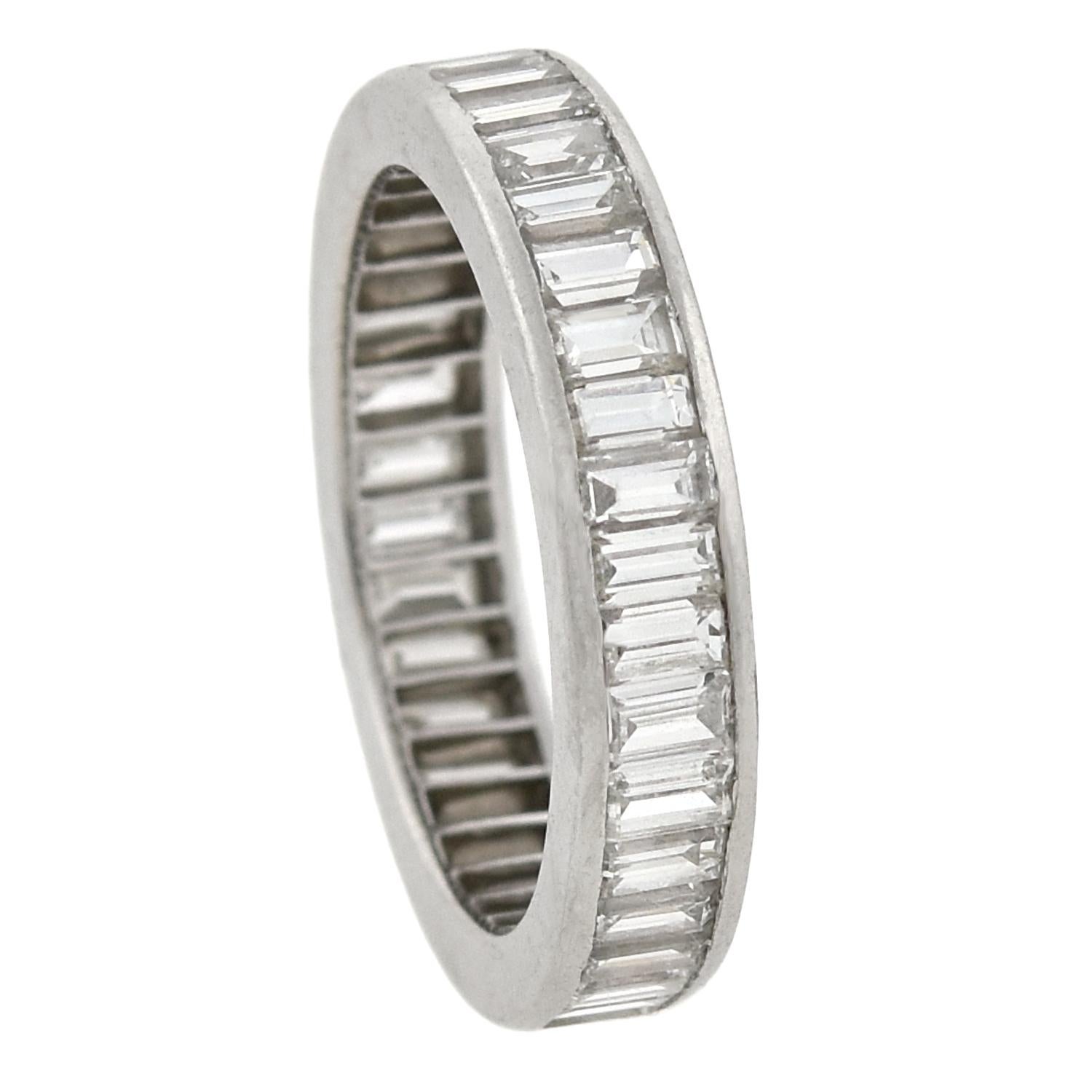 Retro Baguetteschliff Diamant-Eternity-Ring mit französischen Punzen 1,90 Gesamtkarat im Angebot 1