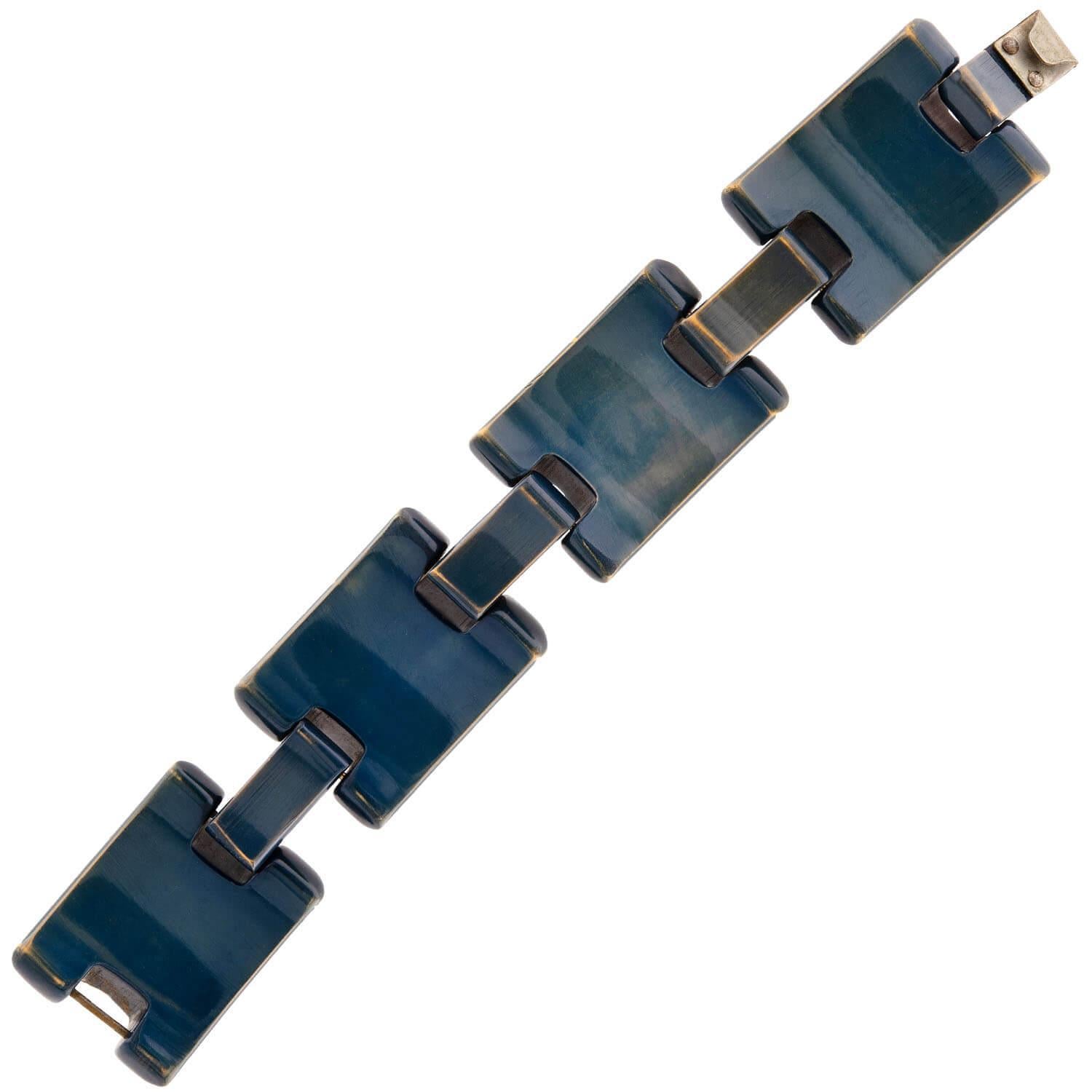 Retro Bakelite Carved Clamper and Link Bracelet Set For Sale 1