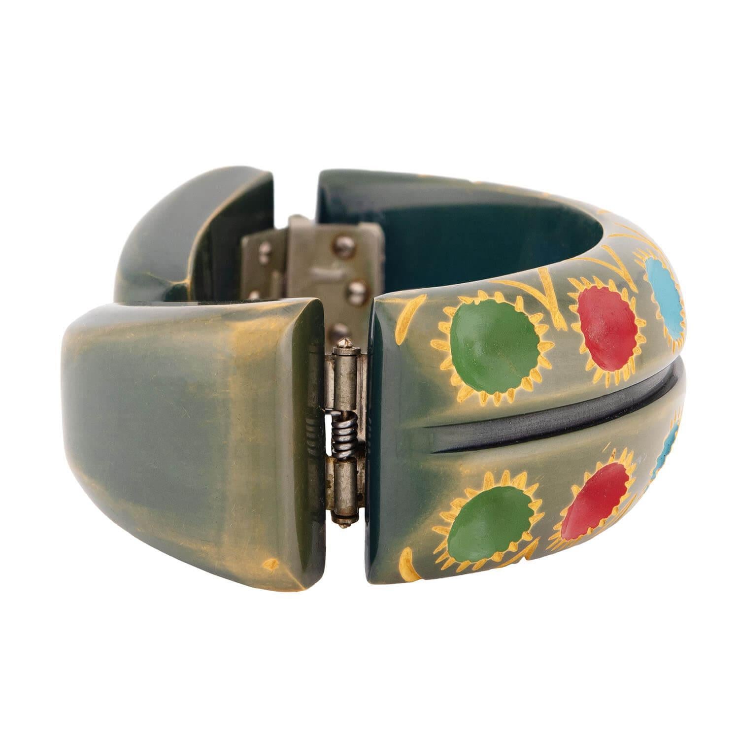 Retro Bakelite Carved Clamper and Link Bracelet Set For Sale 4