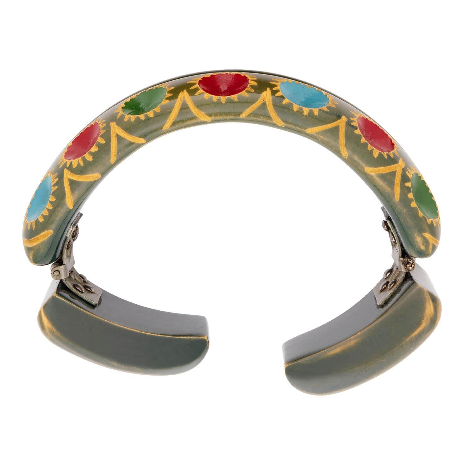 Retro Bakelite Carved Clamper and Link Bracelet Set For Sale 5