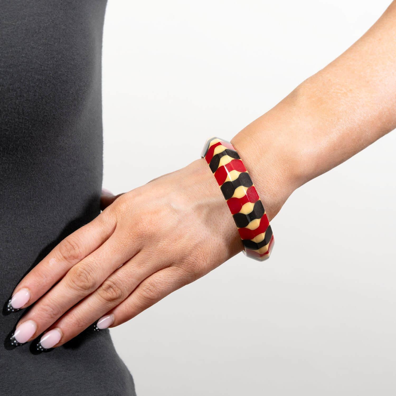 Retro Bakelit Armreif mit roter und schwarzer Schleife im Angebot 1