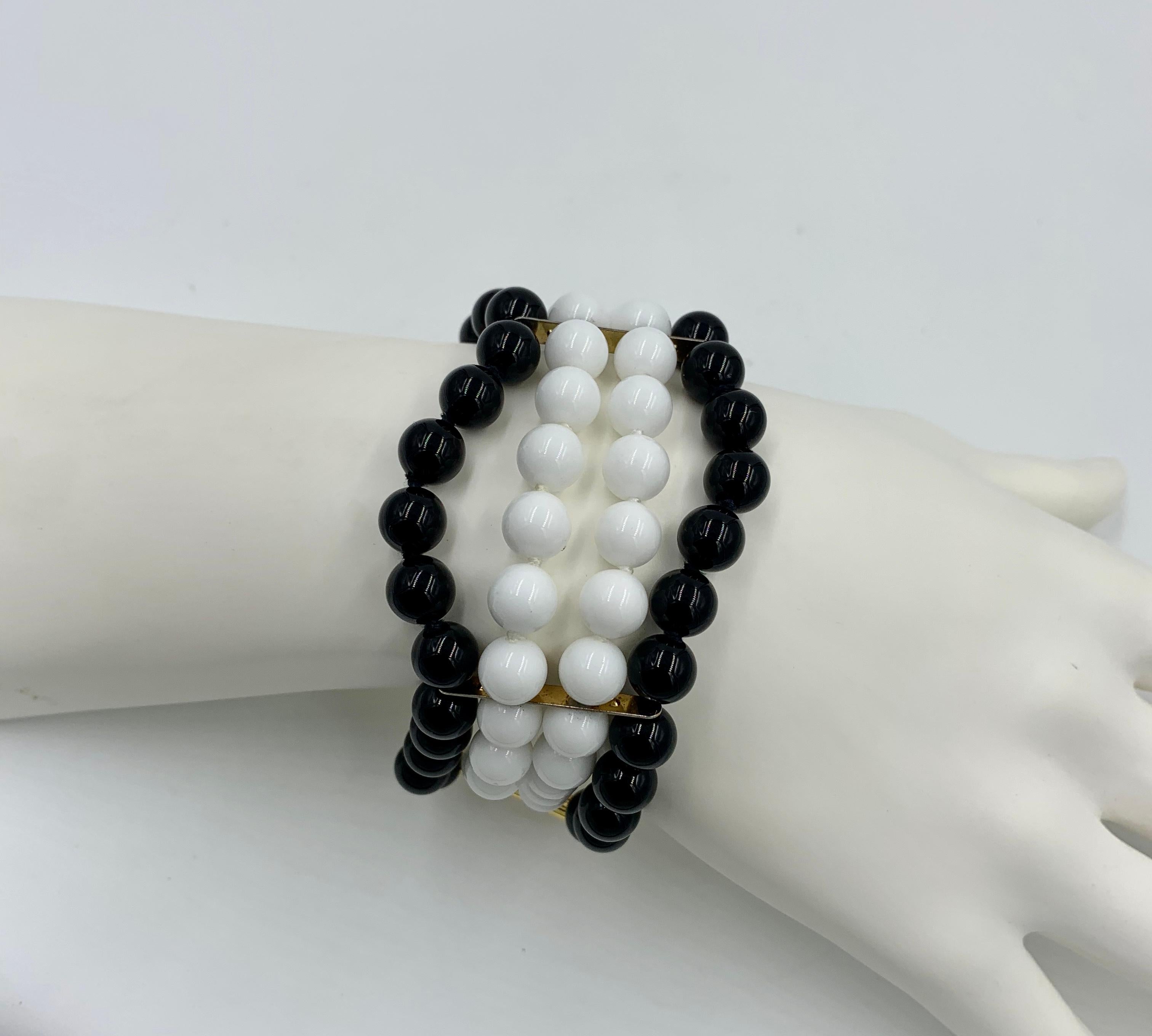 Contemporain Bracelet rétro à 4 brins de perles en onyx noir et onyx blanc, style mi-siècle moderne en vente