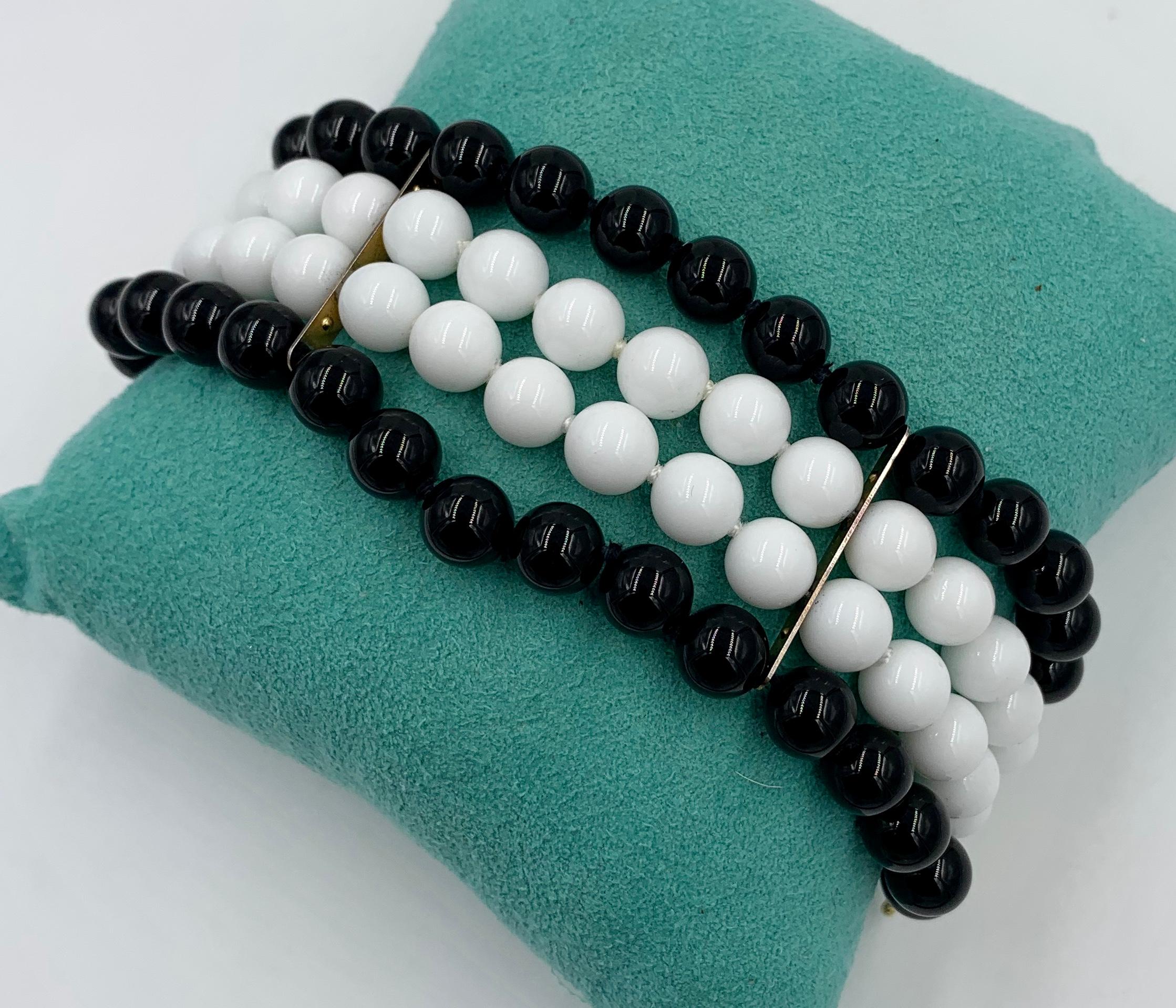 Taille pampille Bracelet rétro à 4 brins de perles en onyx noir et onyx blanc, style mi-siècle moderne en vente