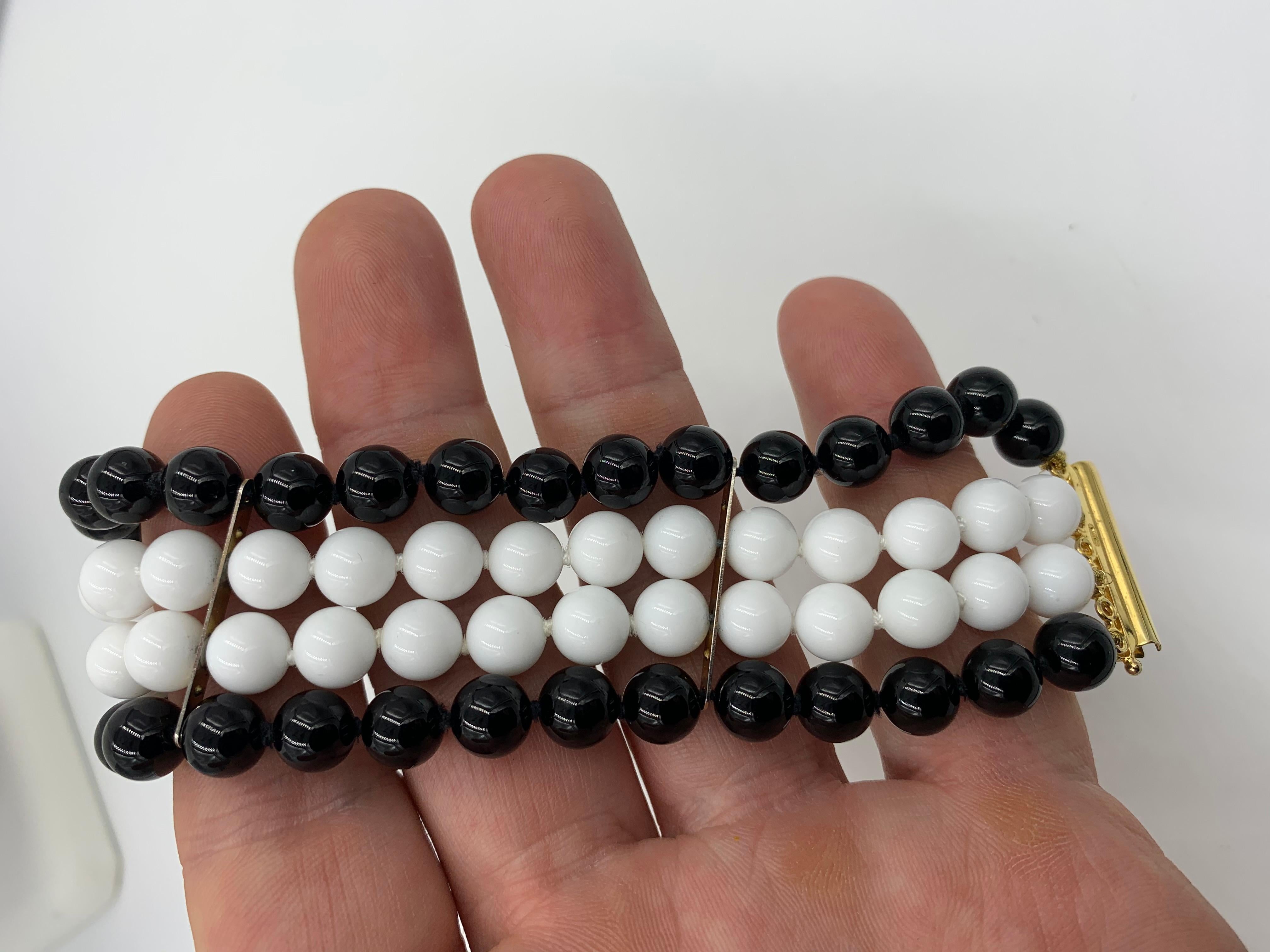 Bracelet rétro à 4 brins de perles en onyx noir et onyx blanc, style mi-siècle moderne Bon état - En vente à New York, NY