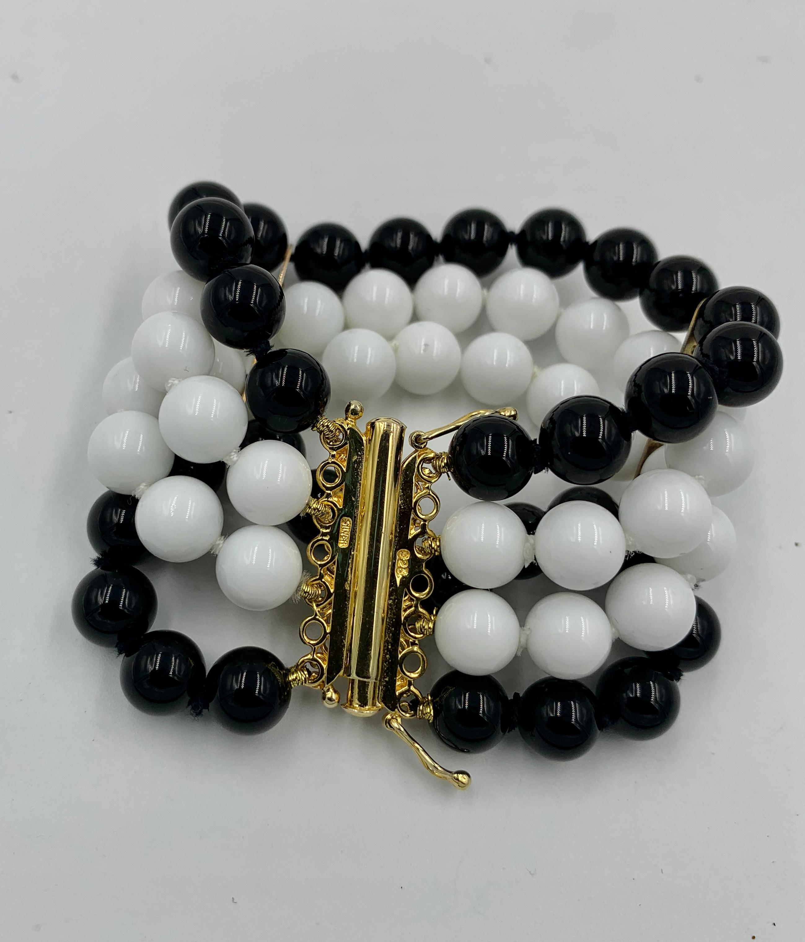 Bracelet rétro à 4 brins de perles en onyx noir et onyx blanc, style mi-siècle moderne Pour femmes en vente