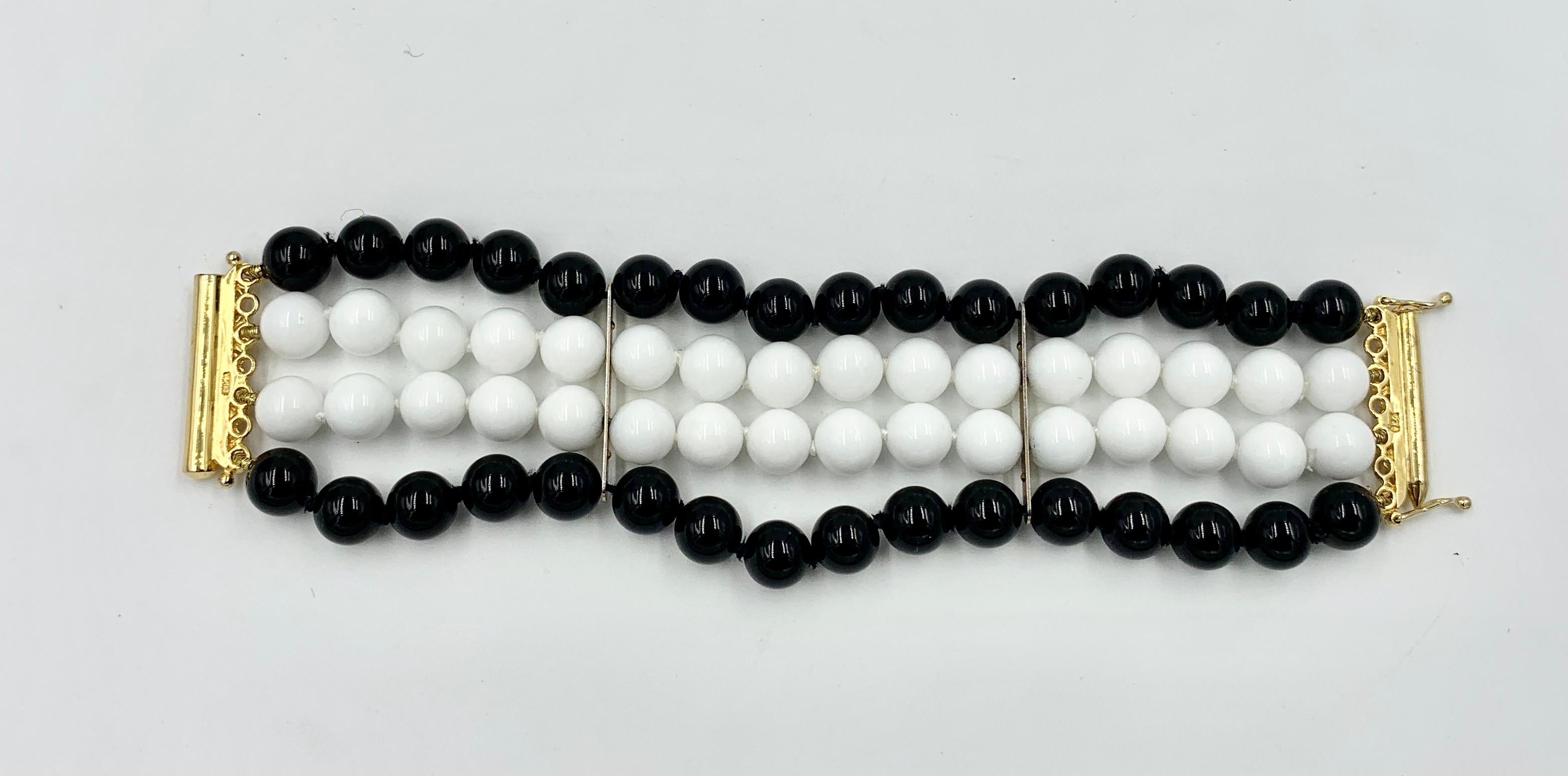 Bracelet rétro à 4 brins de perles en onyx noir et onyx blanc, style mi-siècle moderne en vente 2
