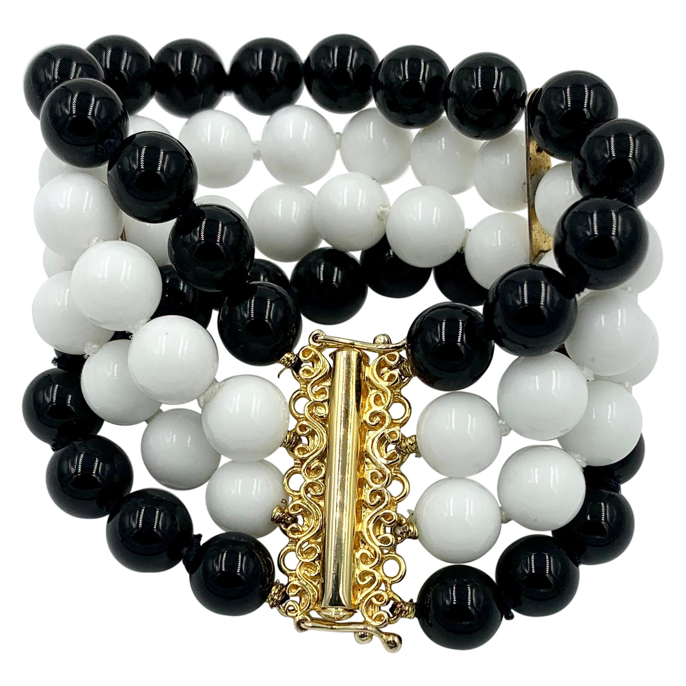 Bracelet rétro à 4 brins de perles en onyx noir et onyx blanc, style mi-siècle moderne en vente